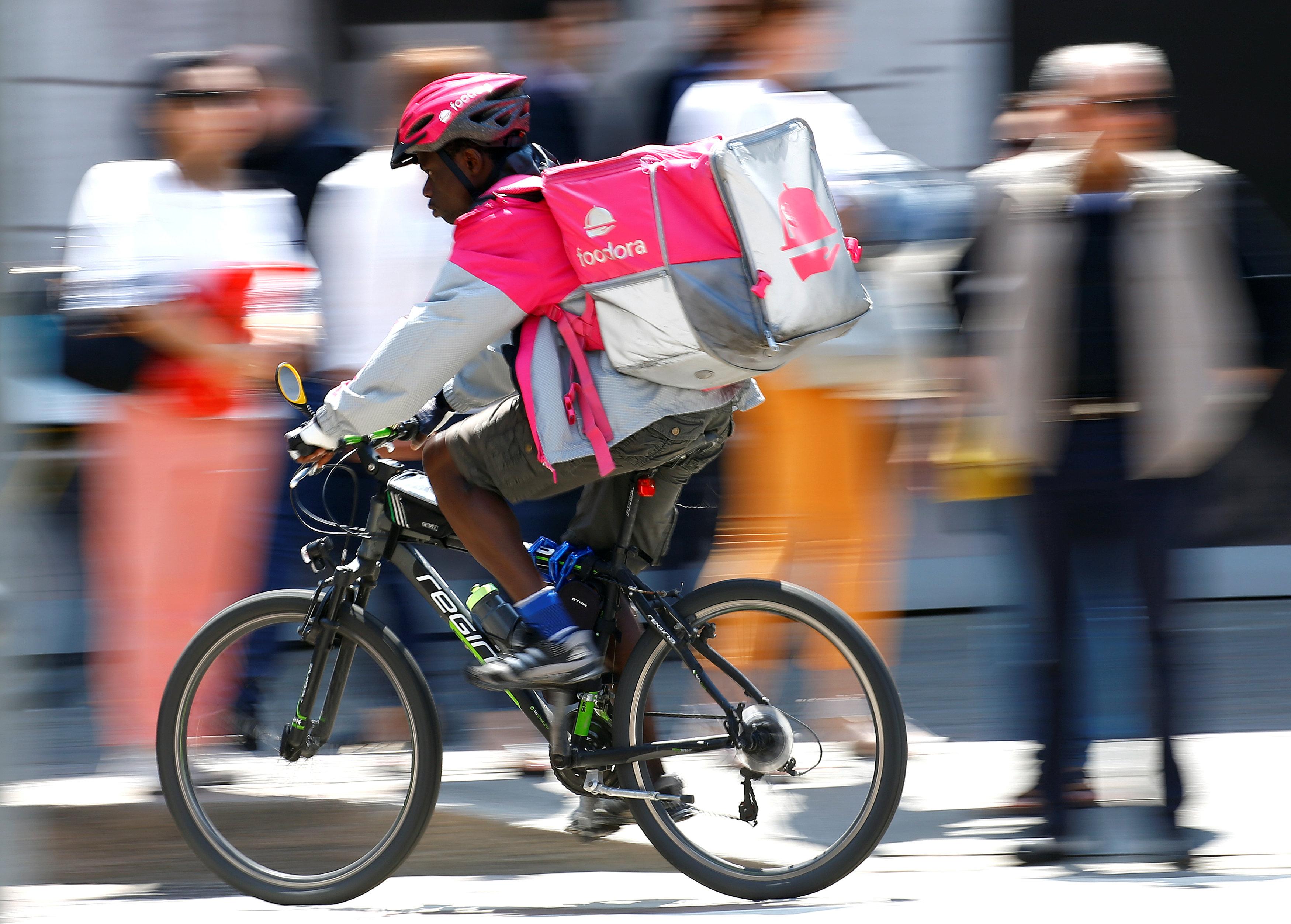 Foodora-Essenslieferant auf einem Fahrrad.