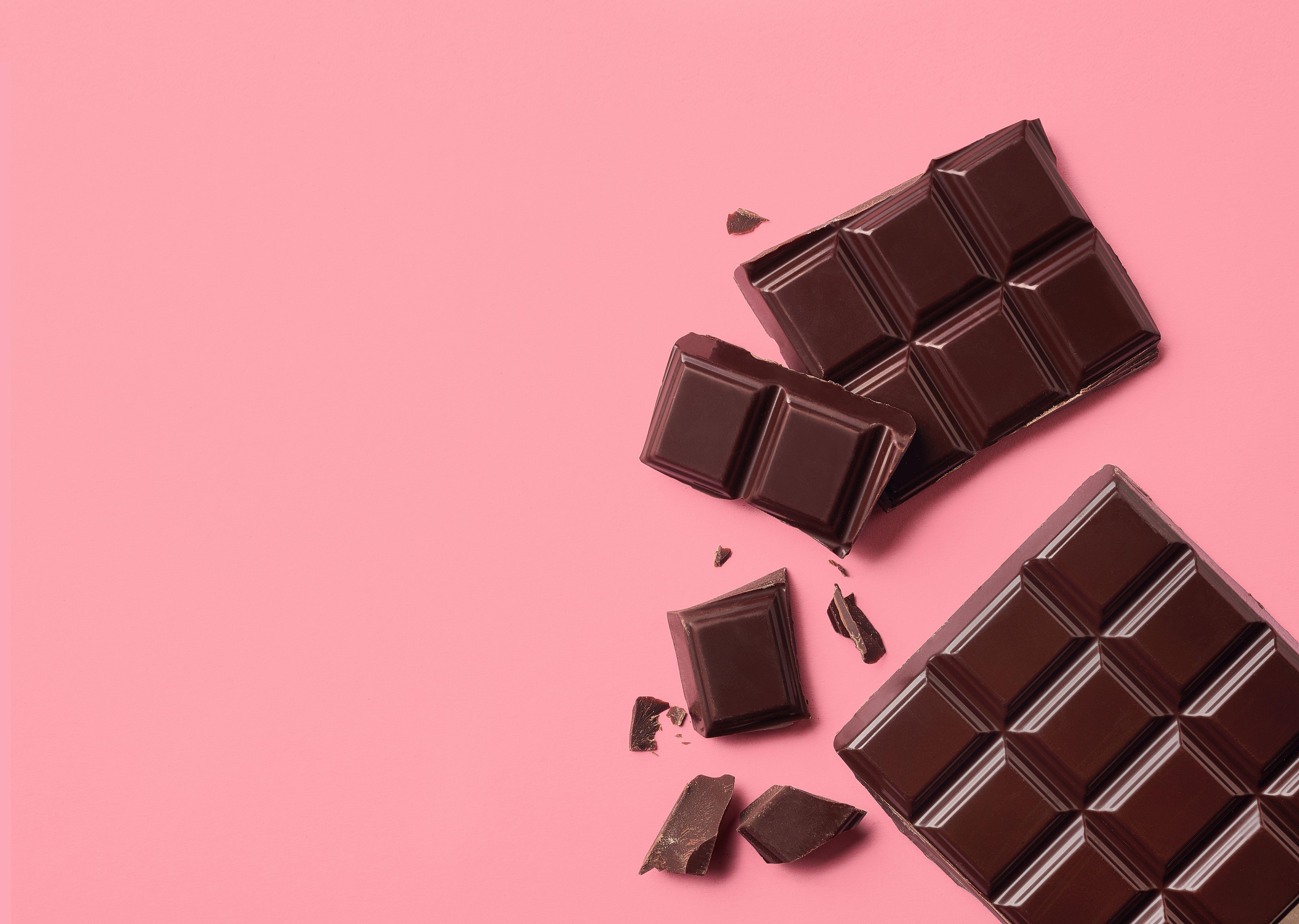 Чоко шоколадку. Плитка шоколада. Шоколад сверху. Шоколад фон. Кусочки шоколада.