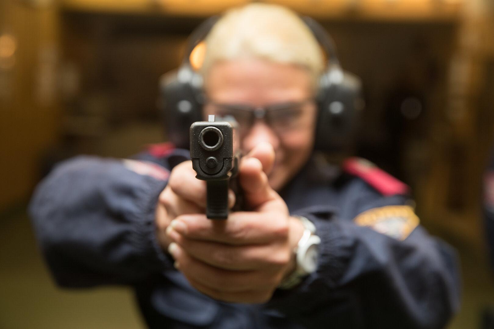 Moški v Badnu vrgel gorečo časopis v trafiko in grozil s pištolo