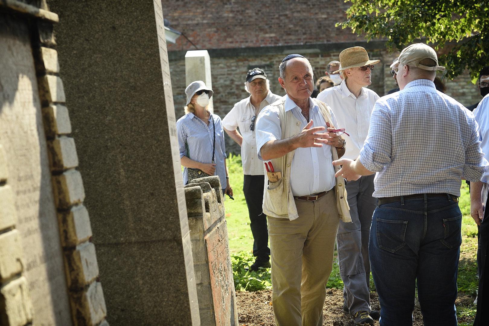 ++ HANDOUT ++ FOTOTERMIN ANL. BESUCH VON NR-PRÄSIDENT SOBOTKA AM SANIERTEN JÜDISCHEN FRIEDHOF