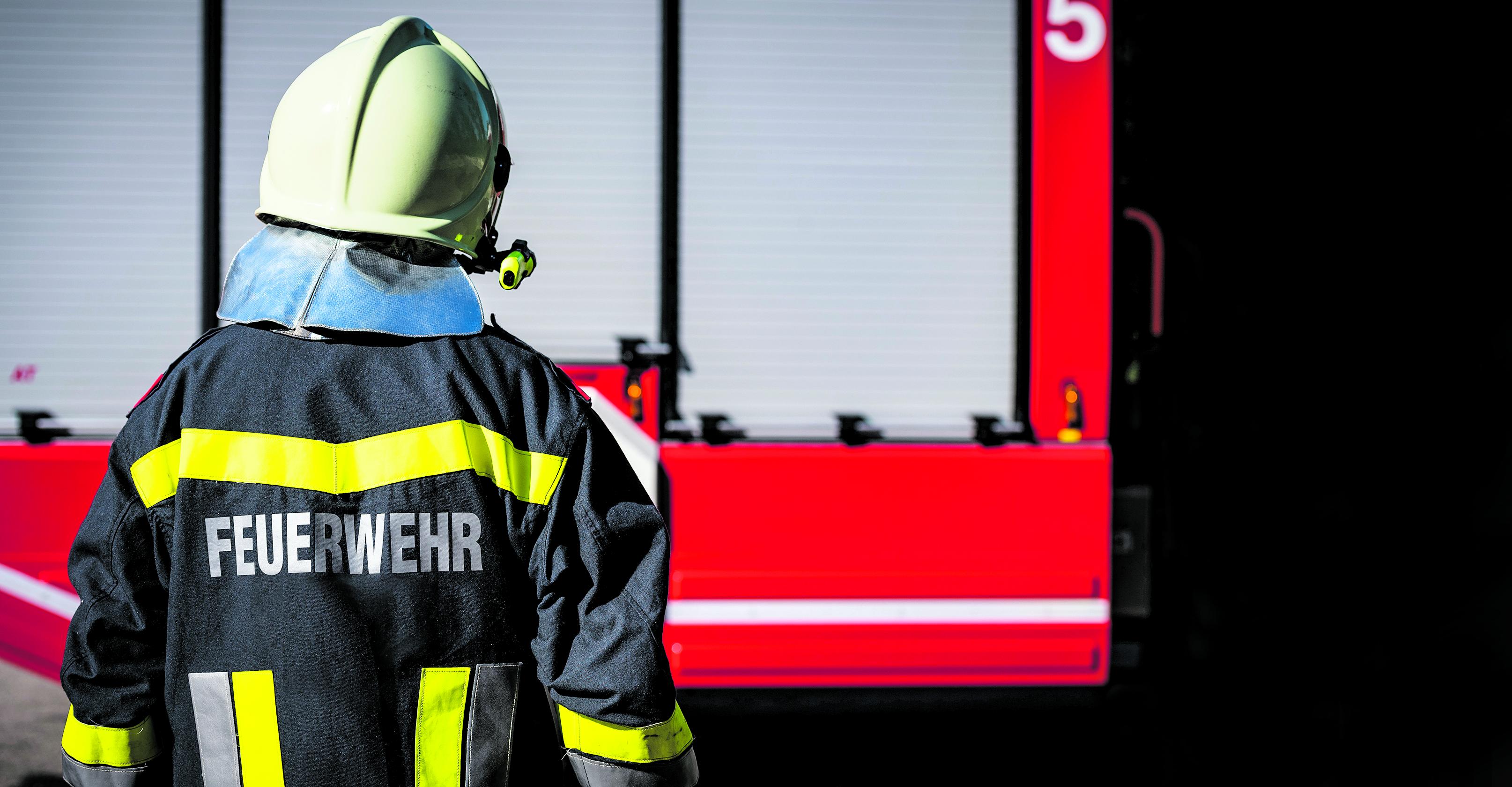 Brand auf Lagerhallendach in NÖ forderte mehr als 80 Feuerwehrleute