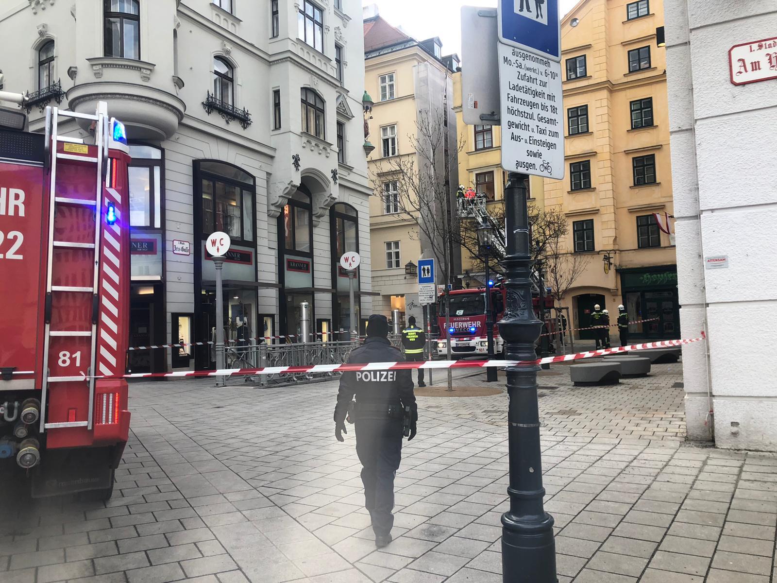 Notfall in Wiener City: Feuerwehr rettet Mann mittels Drehleiter