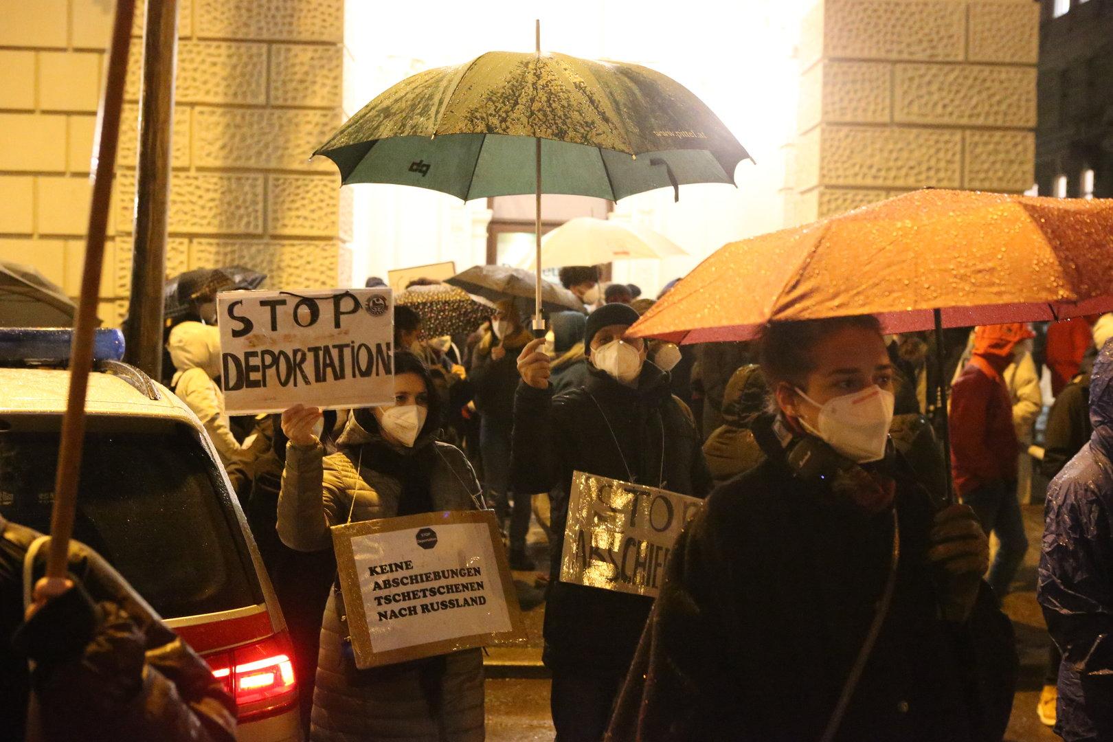 Abschiebung in Wien: Am Abend gingen die Proteste weiter