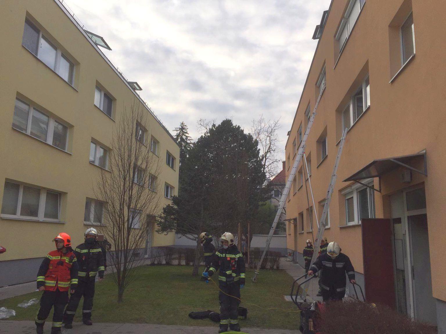 Brand in Wien-Liesing: Hausbewohner evakuiert, 13 leicht verletzt