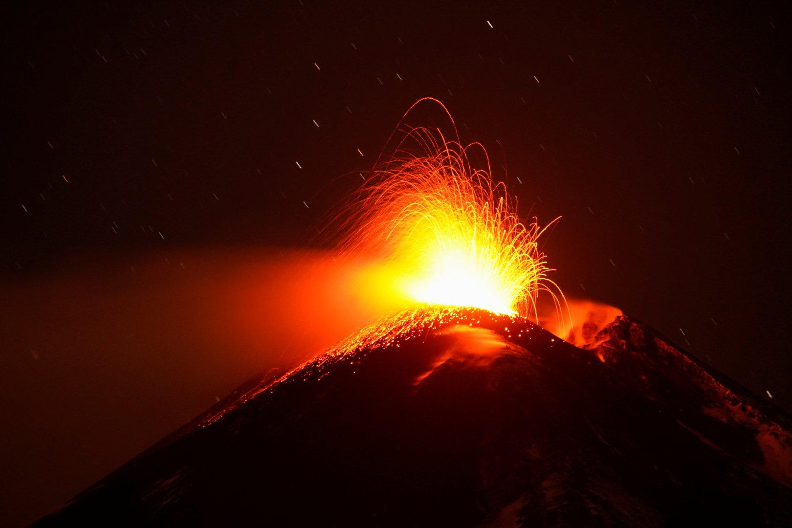 Grandioses Naturschauspiel: Vulkan Ätna speit wieder Feuer