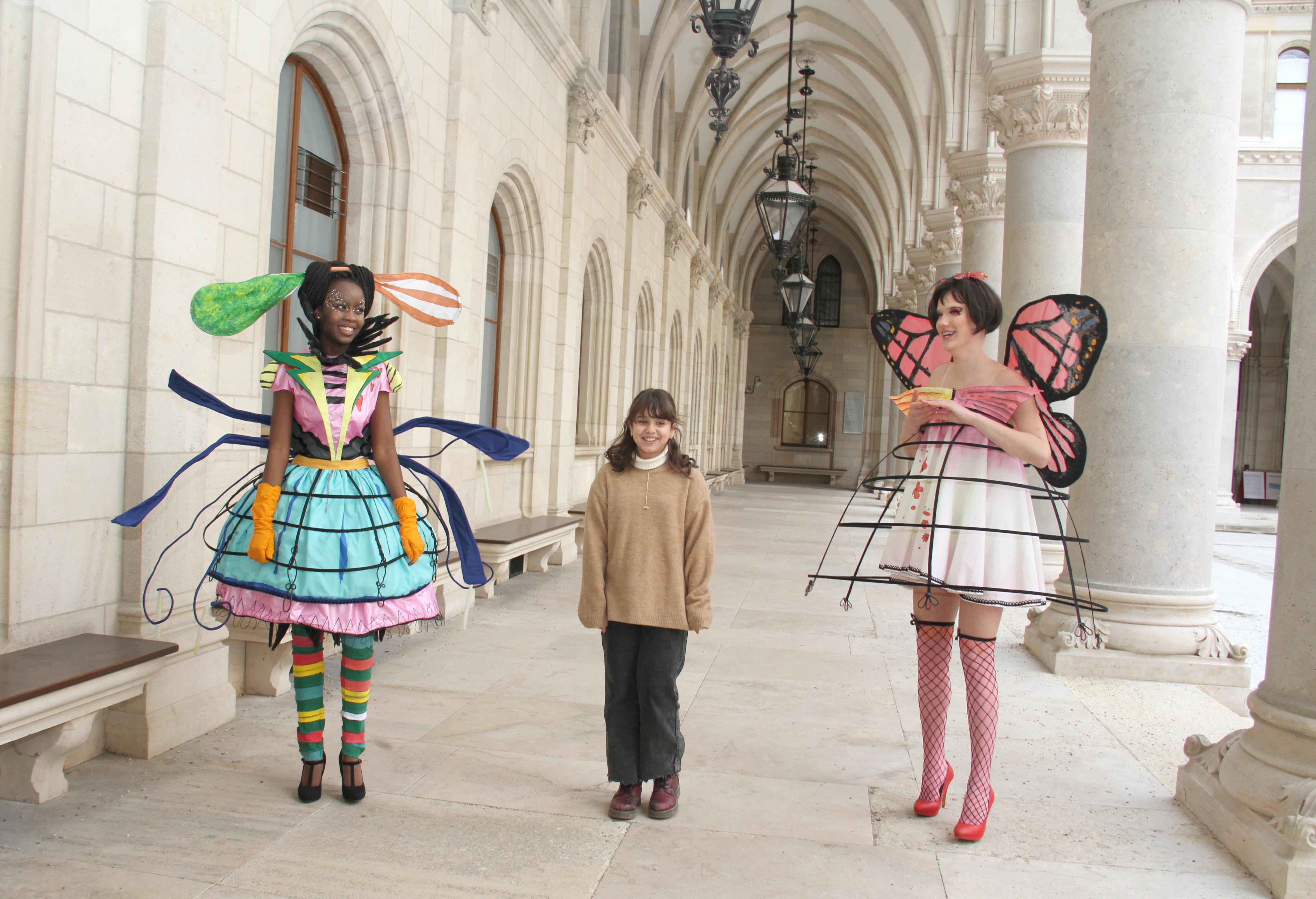 Schwebende und flatterhafte Mode-Entwürfe von Kindern und Jugendlichen