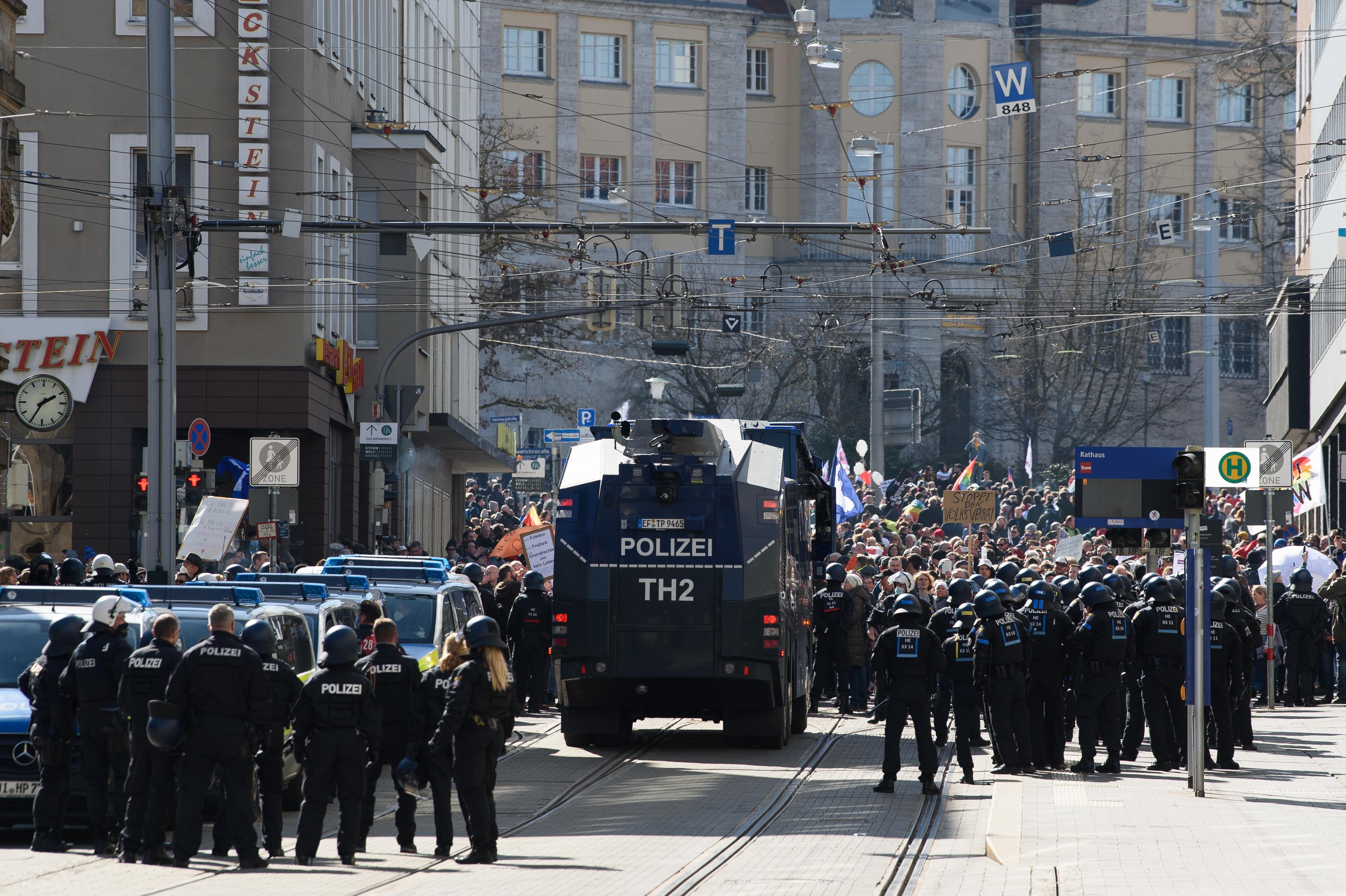 Wasserwerfer und Gewalt: Corona-Demos in ganz Europa