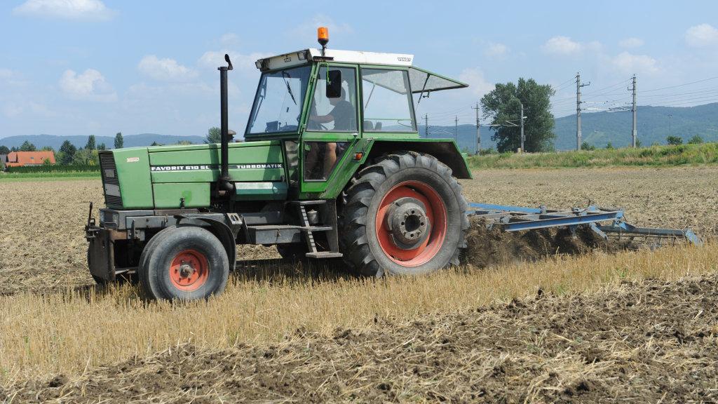 Kärnten: 77-Jähriger mit Traktor tödlich verunglückt