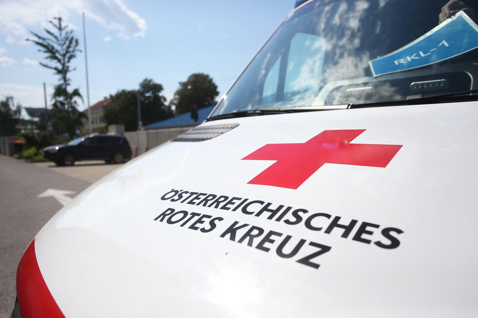 Linz: 74-Jähriger rutschte bei Sturz in einen Linienbus und starb im Spital