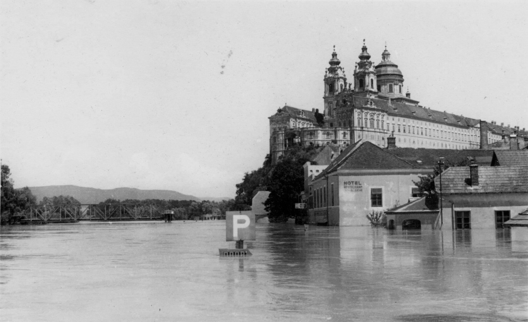 Das Stift Melk und ein Hotel sind von Hochwasser umgeben.