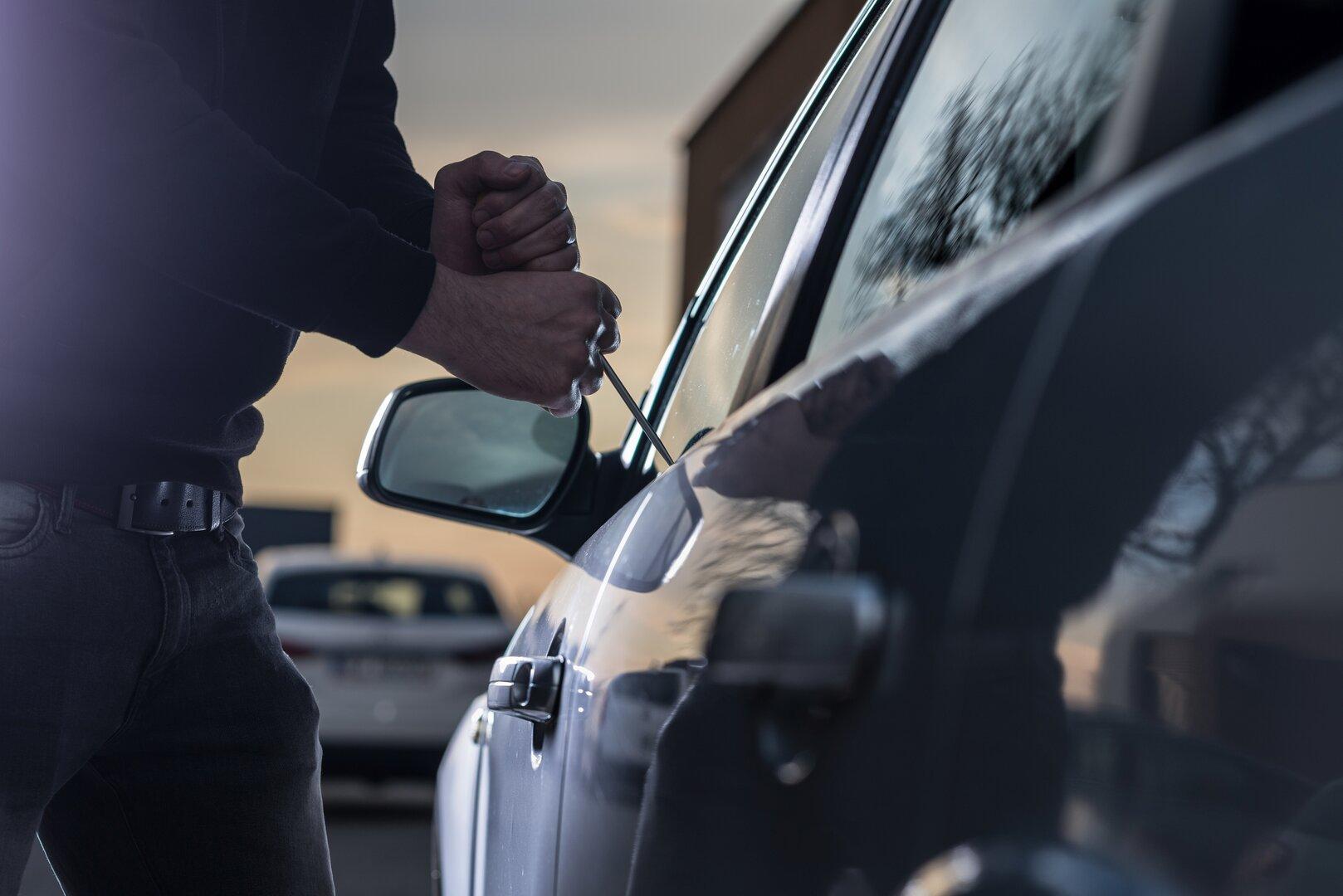Wien: Verhinderte Auto-Einbrecher auf frischer Tat ertappt