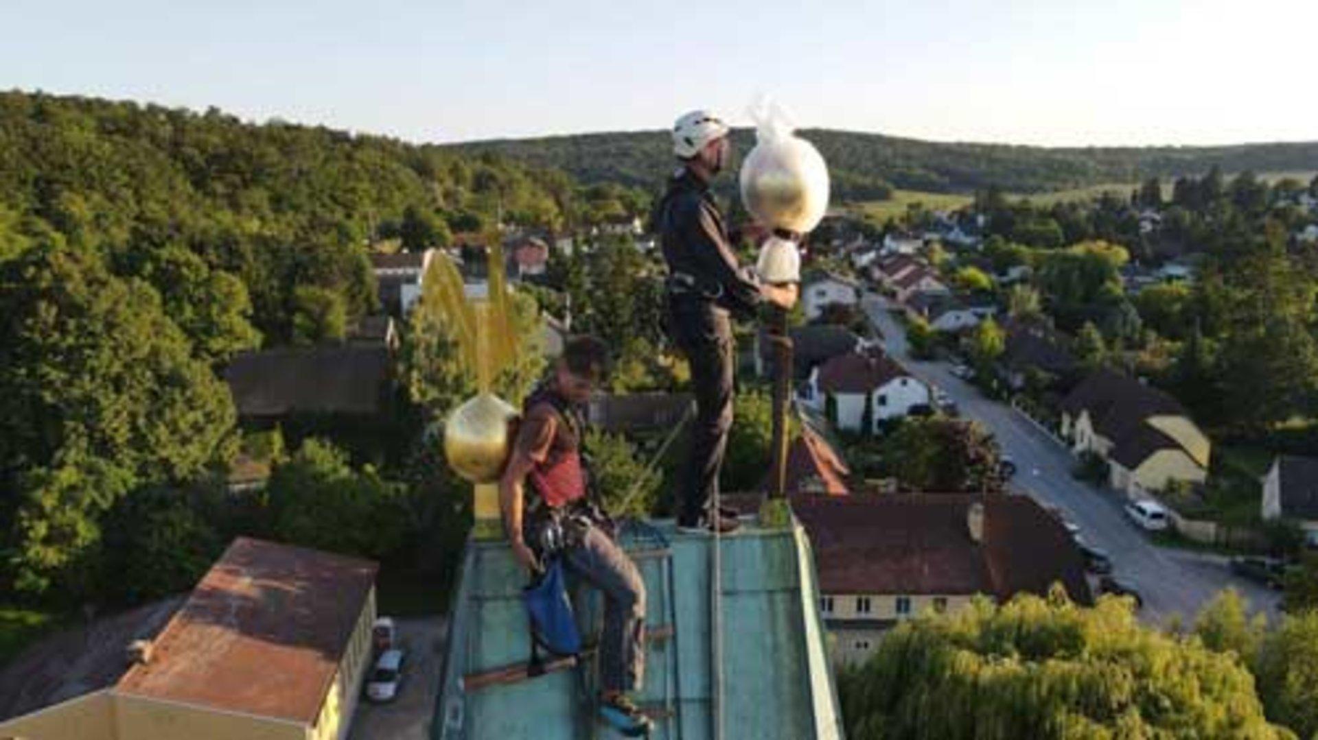 Weihbischof und Pfarrer erklommen Kirchturm im Bezirk Mistelbach
