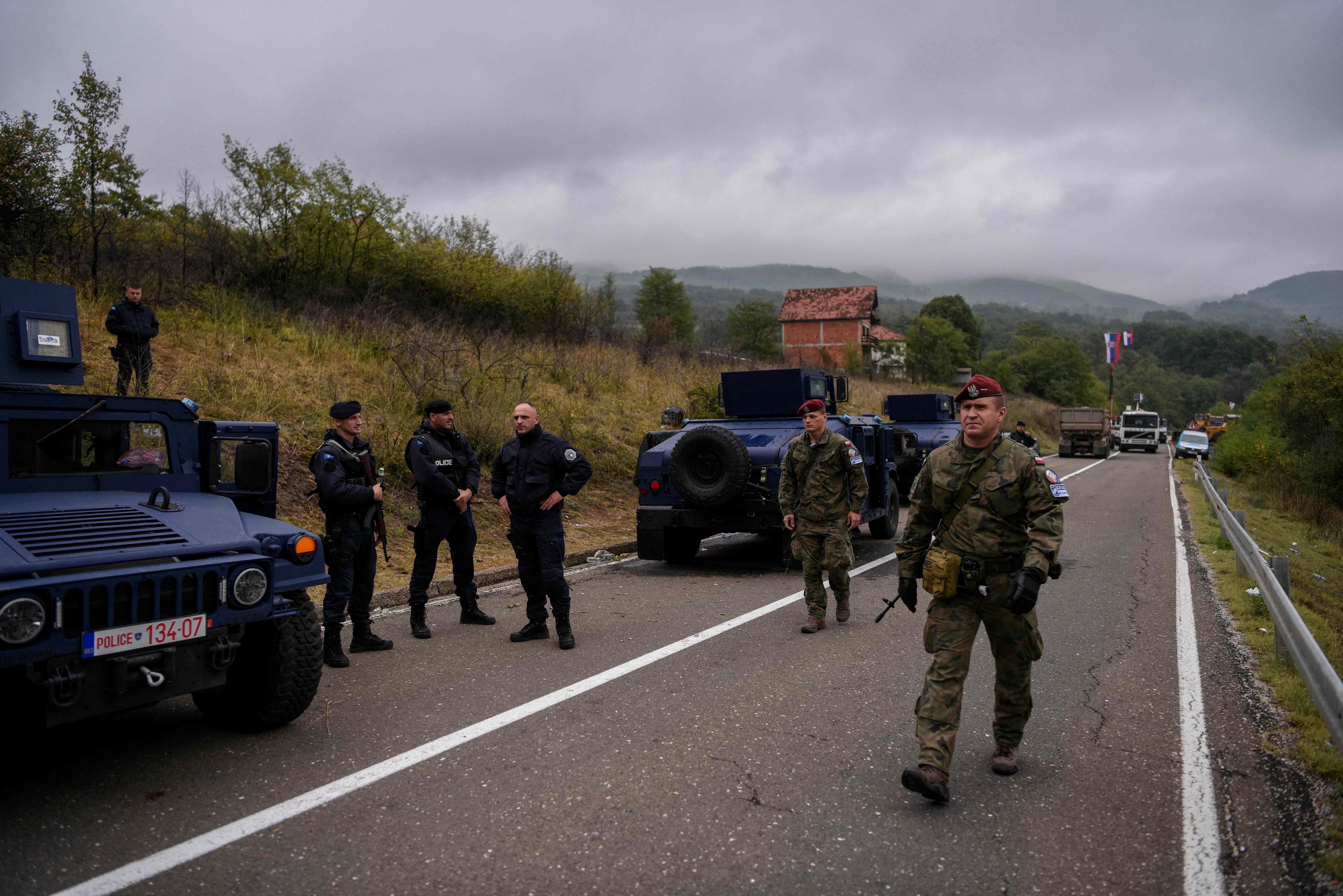Oklopna vozila Vojske Srbije povučena iz blizine Jarinja