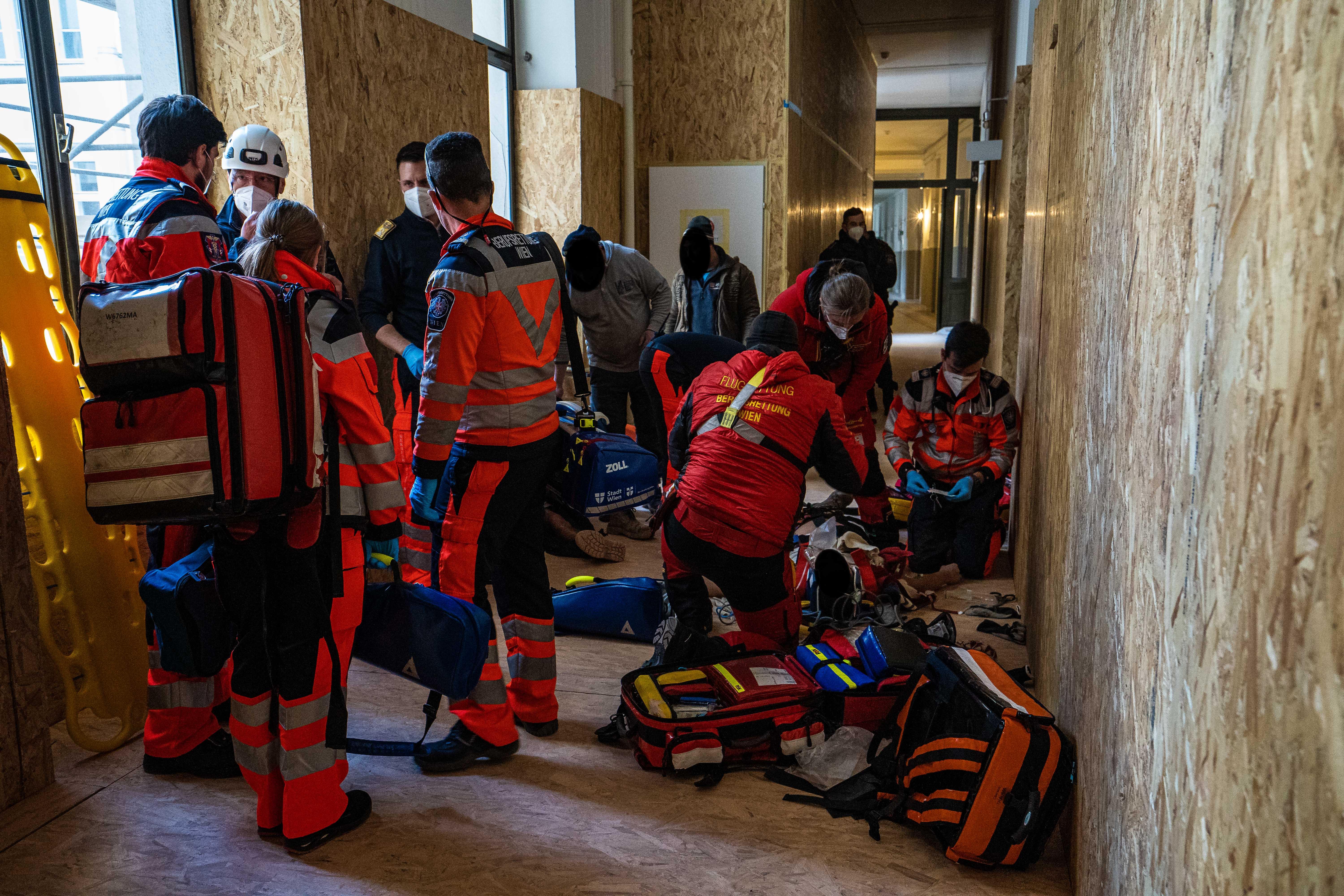 Arbeiter stürzten mehrere Meter tief: Drei Verletzte