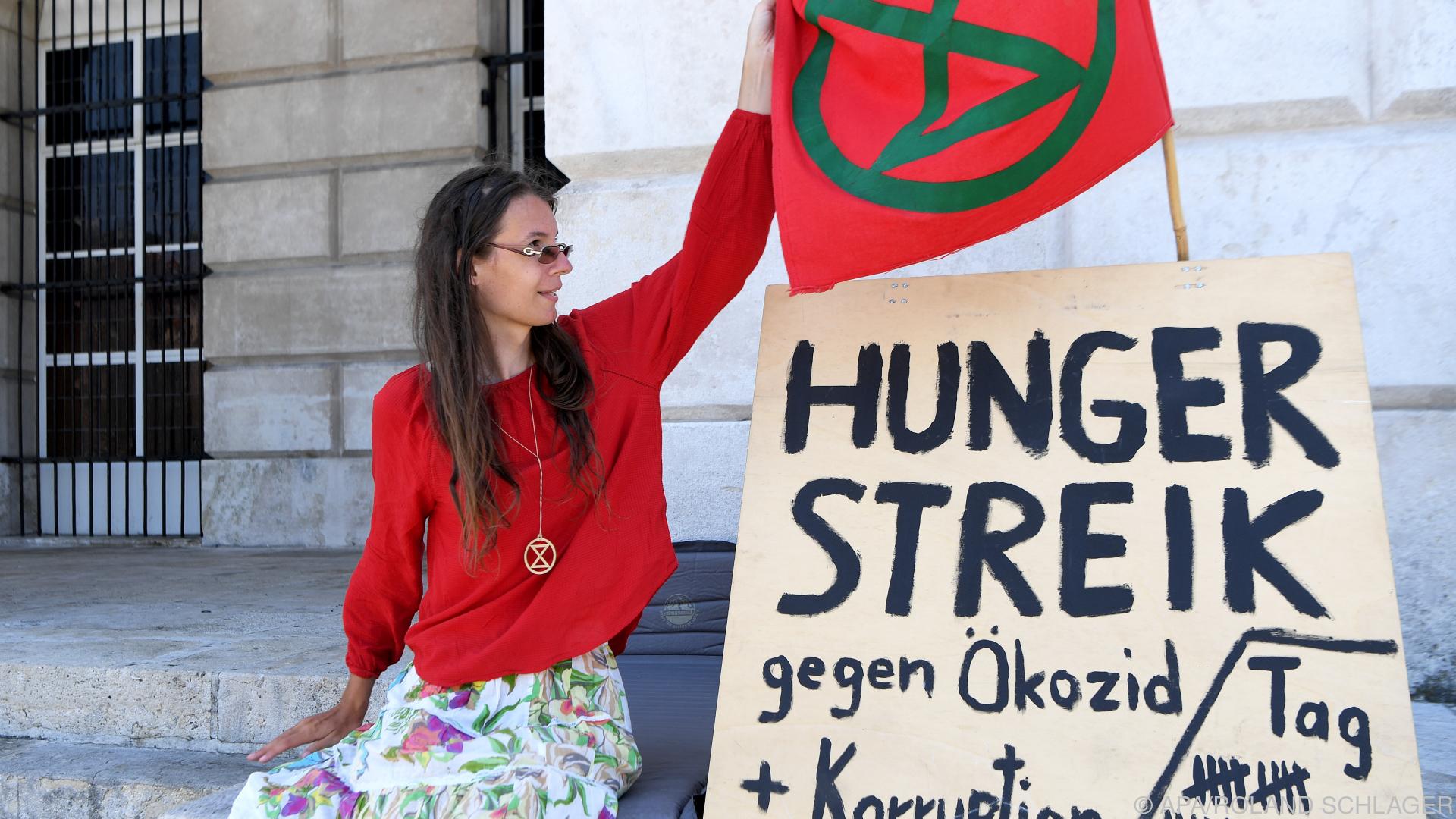 Klimaaktivistin im Hungerstreik kollabierte vor SPÖ-Zentrale