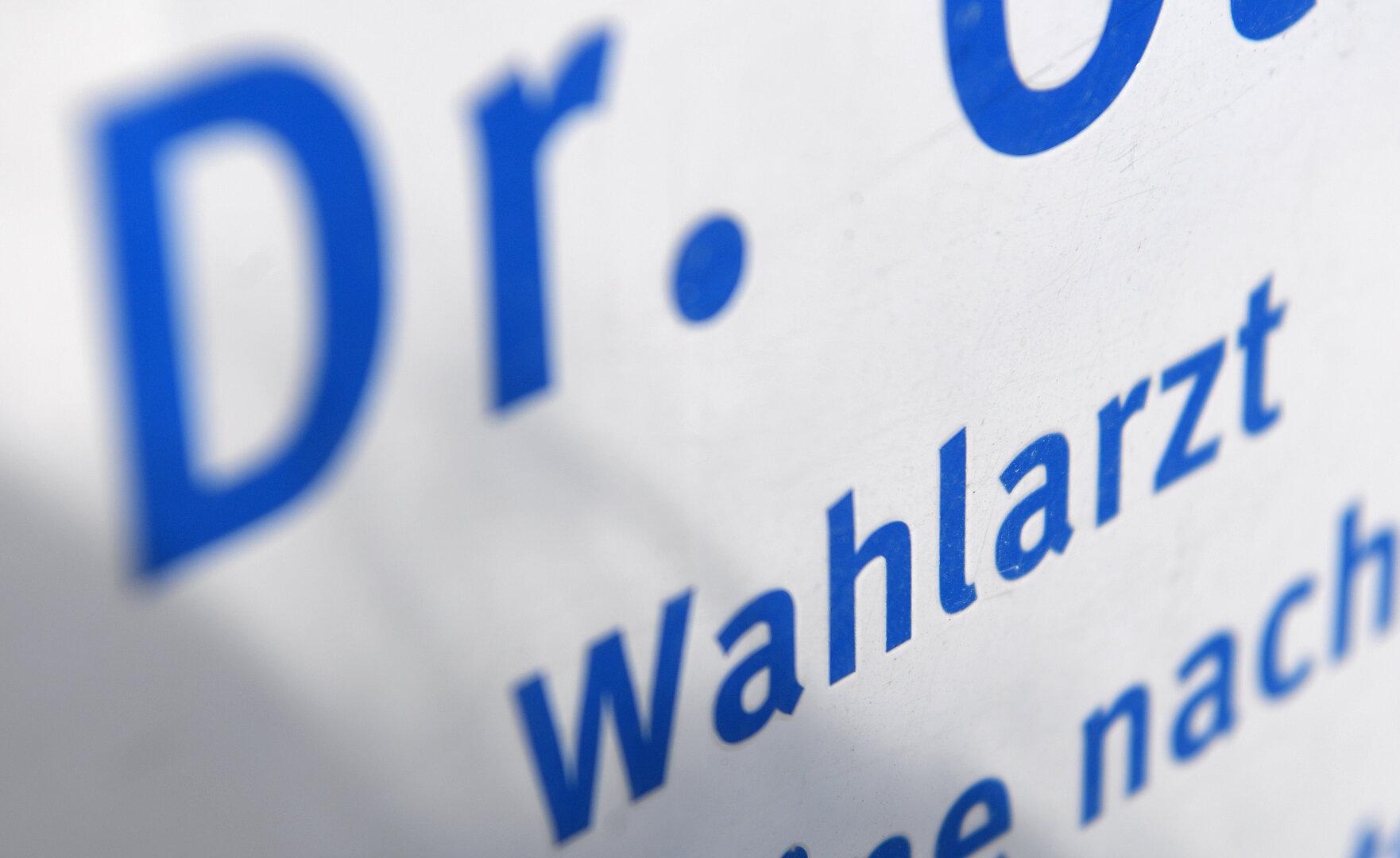 Avstrijska zdravstvena zavarovalnica (ÖGK) predlaga zgornjo mejo honorarjev za zdravnike s koncesijo