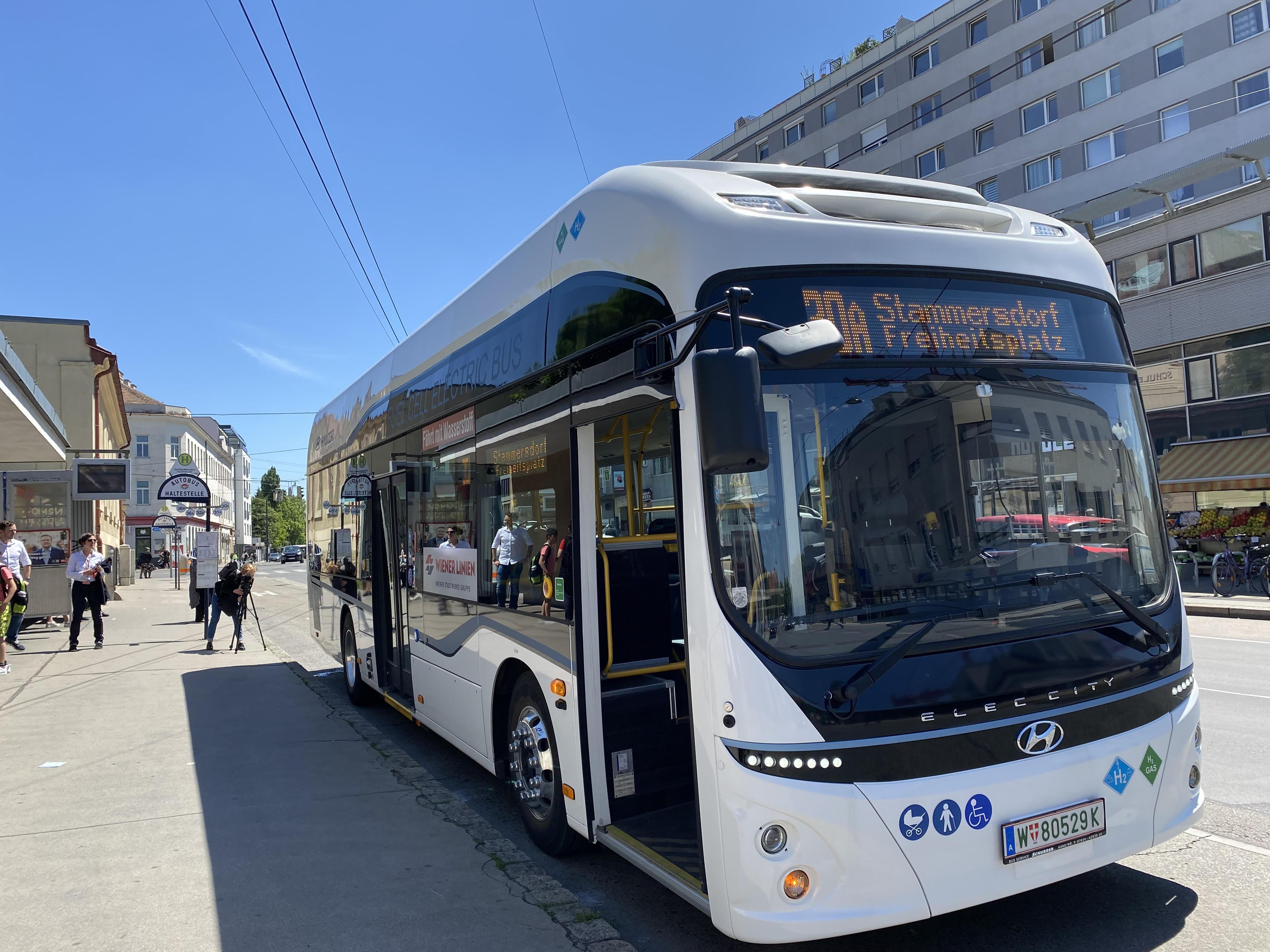 V Tirolski avtobus hudo poškodoval sedemletnico
