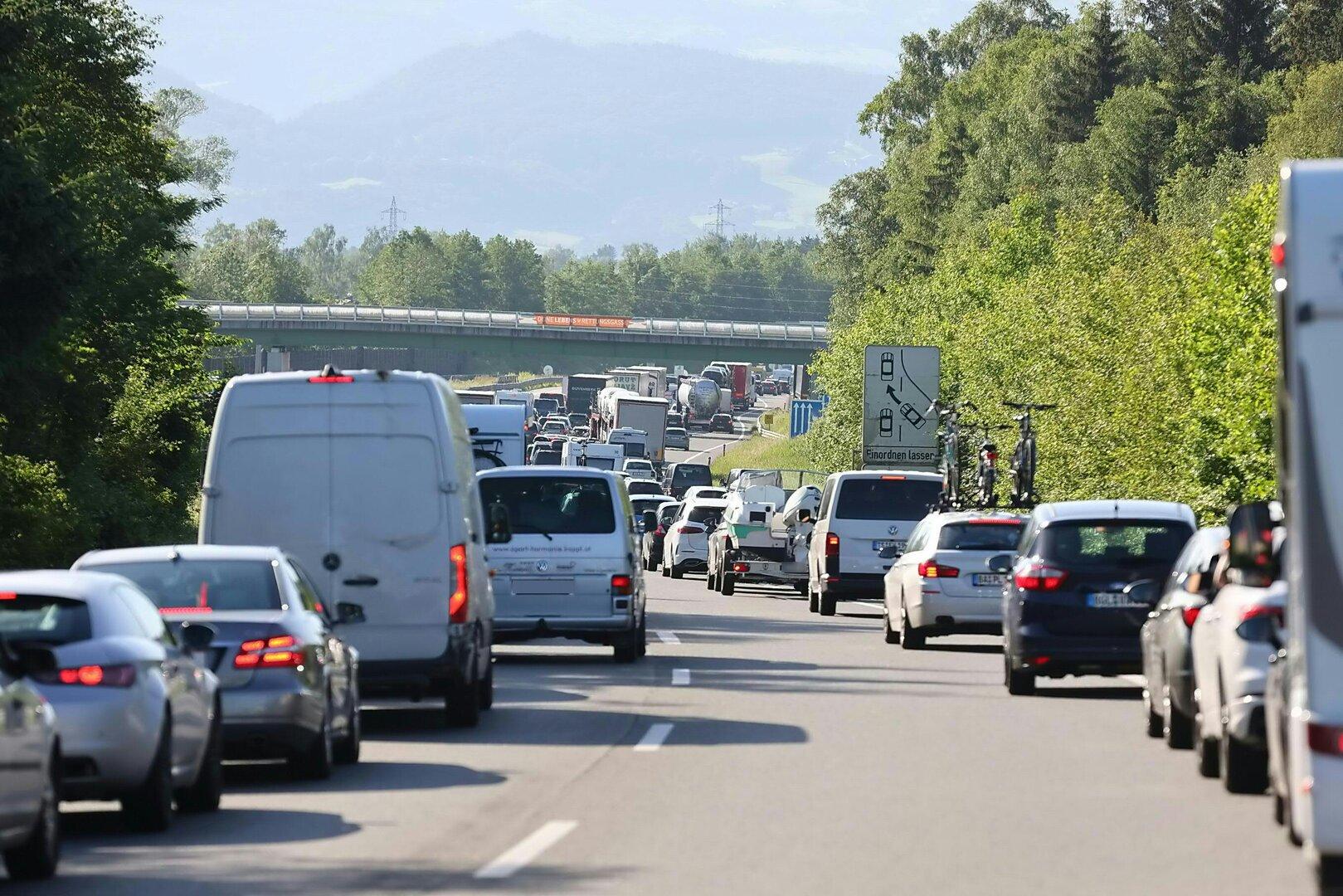 Zaradi povečanega prometa dolgi zastoji v Avstriji in na mejah