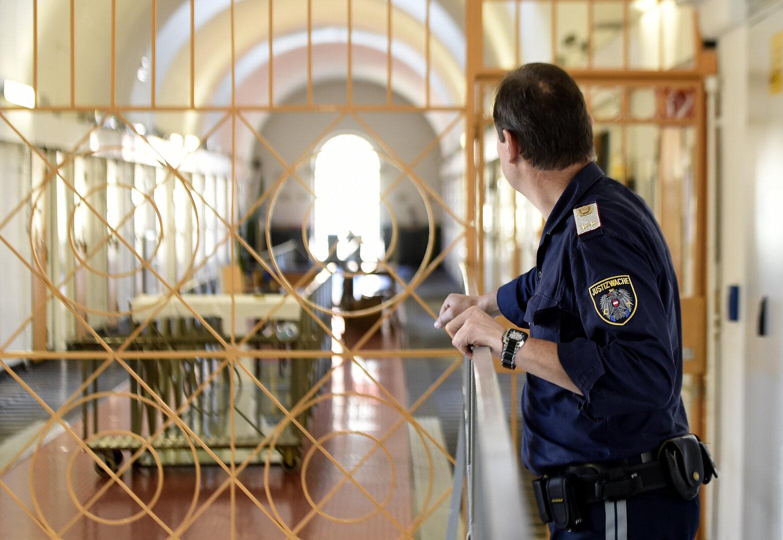 Ein Justizbeamter in einer Justizanstalt.