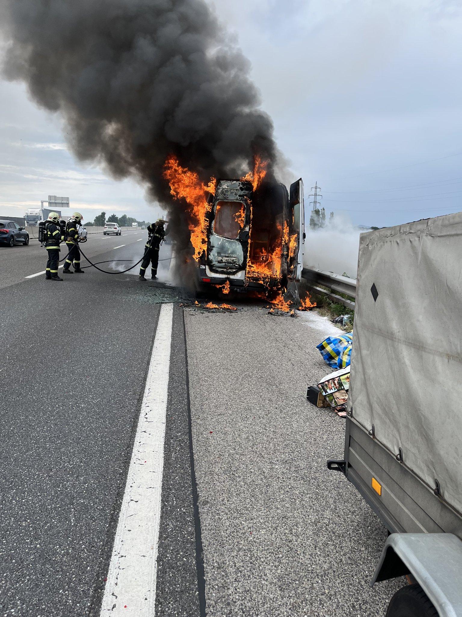 Transporter brannte auf Westautobahn bei St. Pölten aus