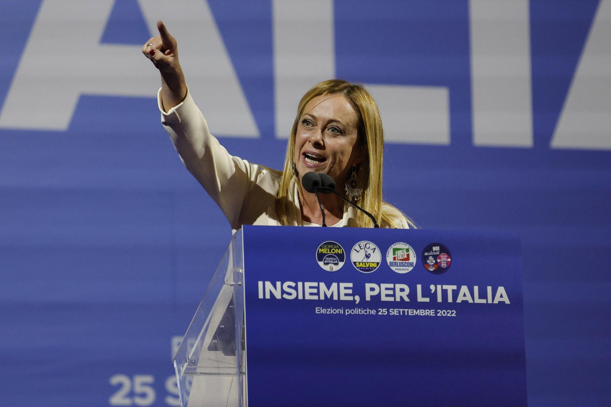 Center-right rally ahead of general elections in Rome