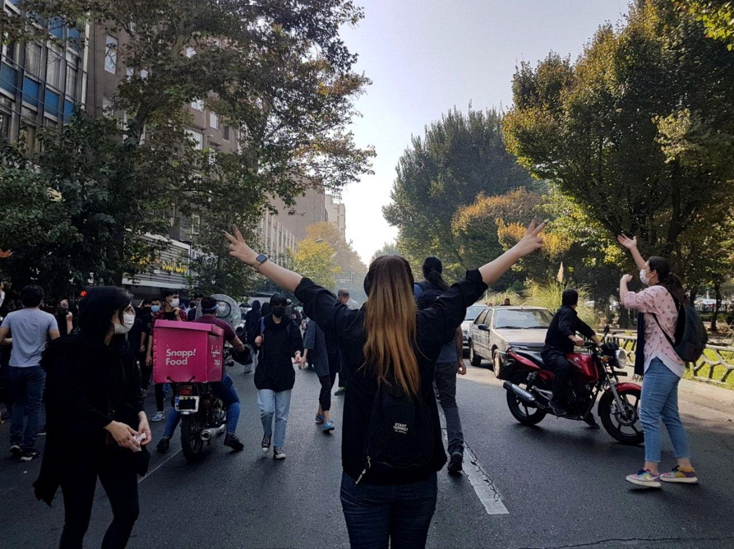 Iranische Demonstrantin: „Wir wollen ein völlig neues Land“