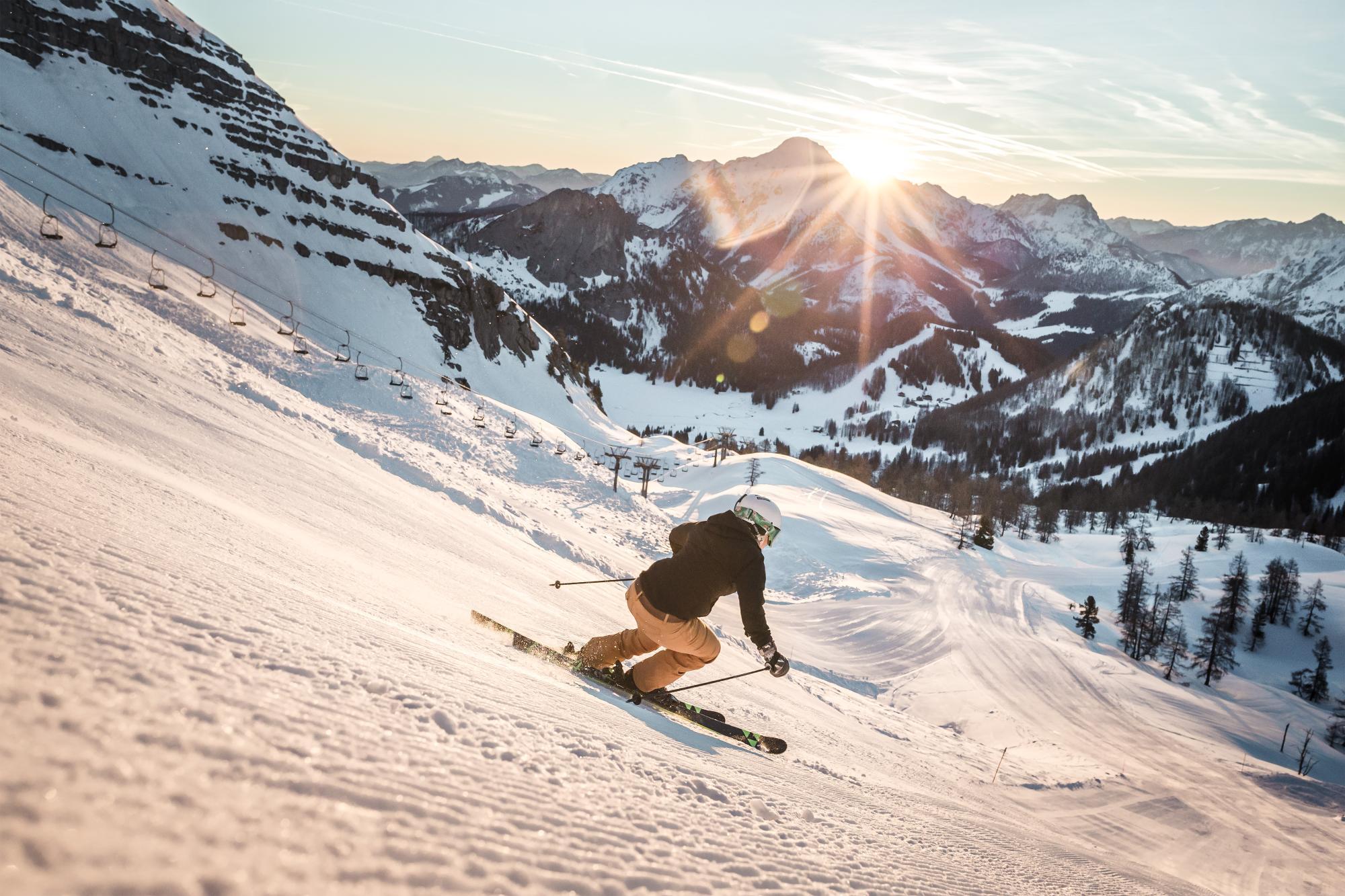 Schwer verletzt: Skifahrer prallte in Tirol gegen Pistenschild