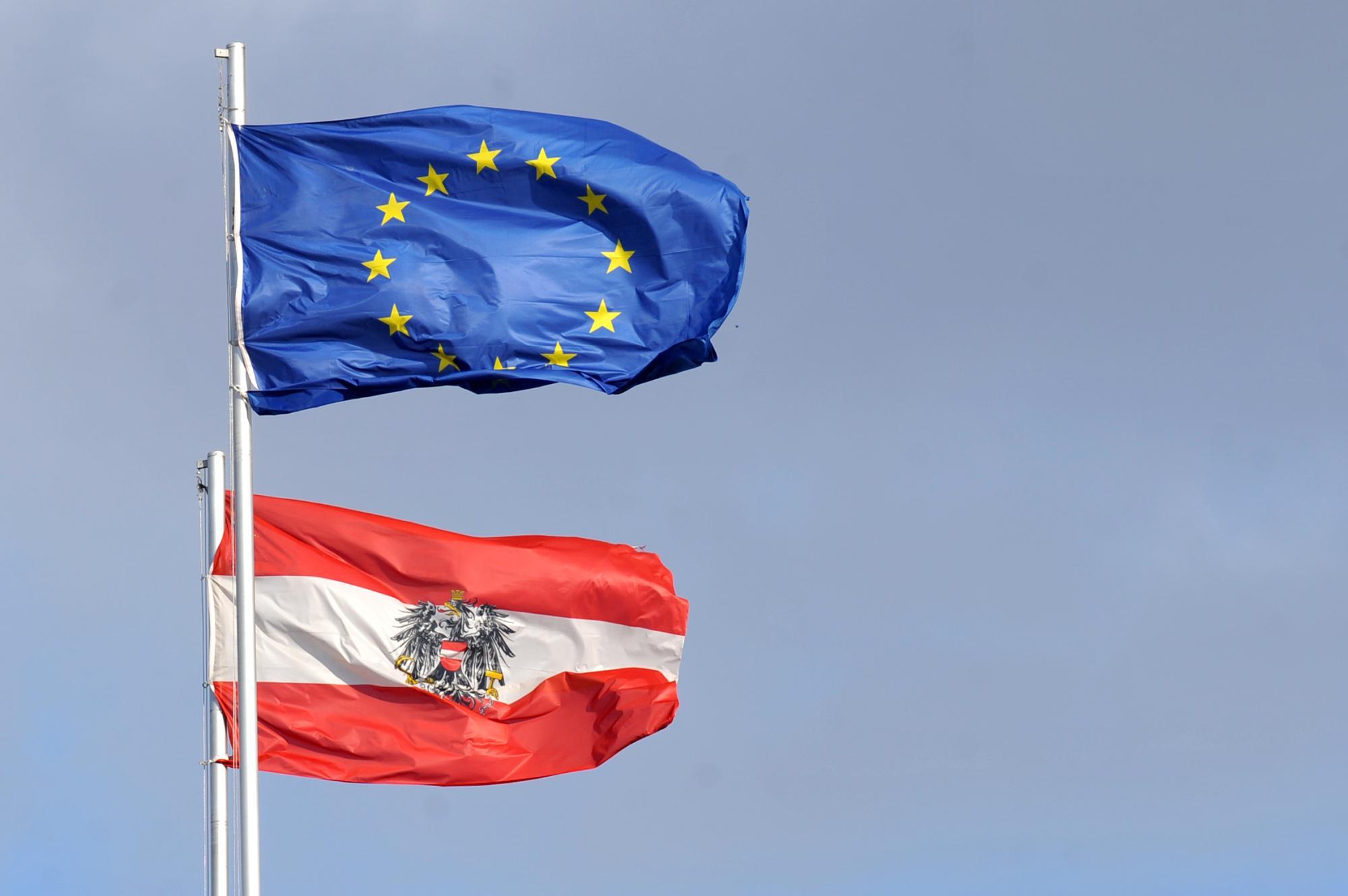 Die Europaflagge weht über der österreichischen Flagge.