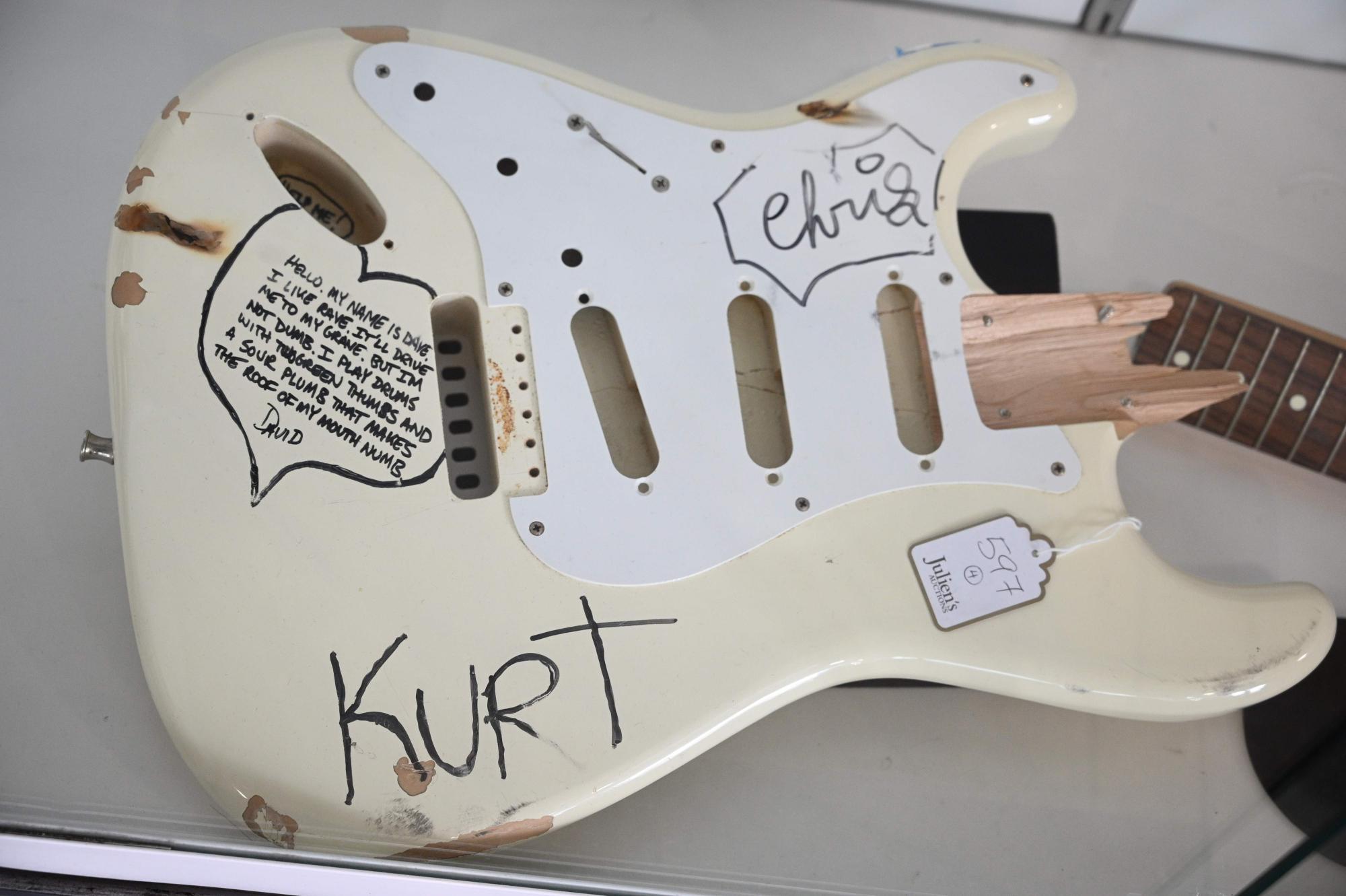 Zerschmetterte Kurt-Cobain-Gitarre teuer versteigert