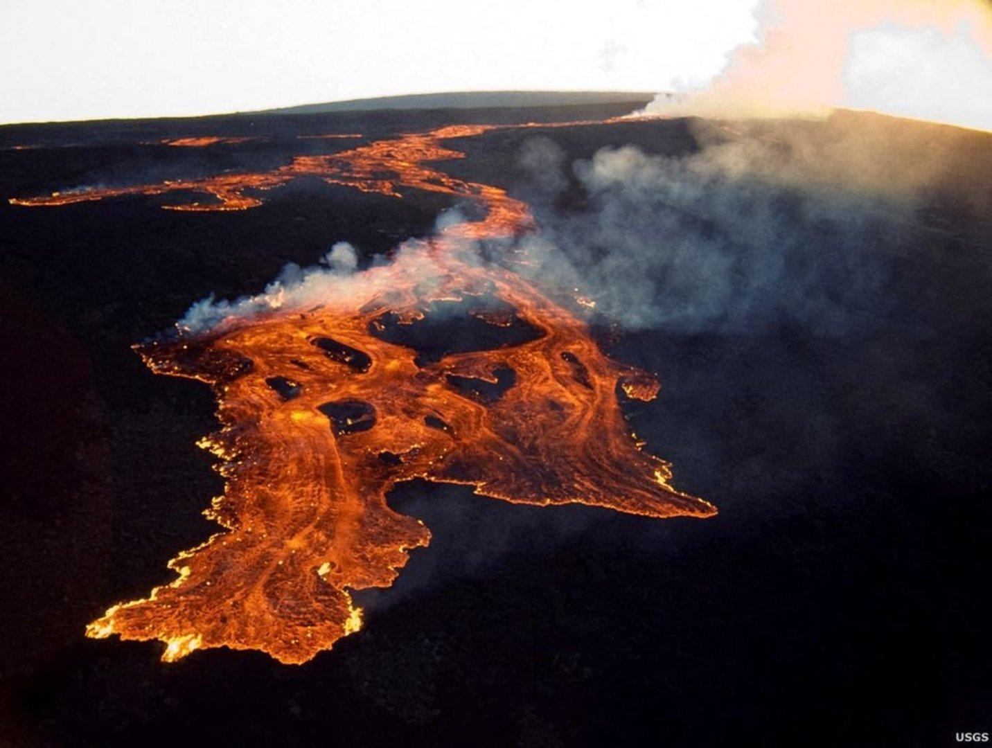 Spektakulärer Ausbruch von Mauna Loa auf Hawaii