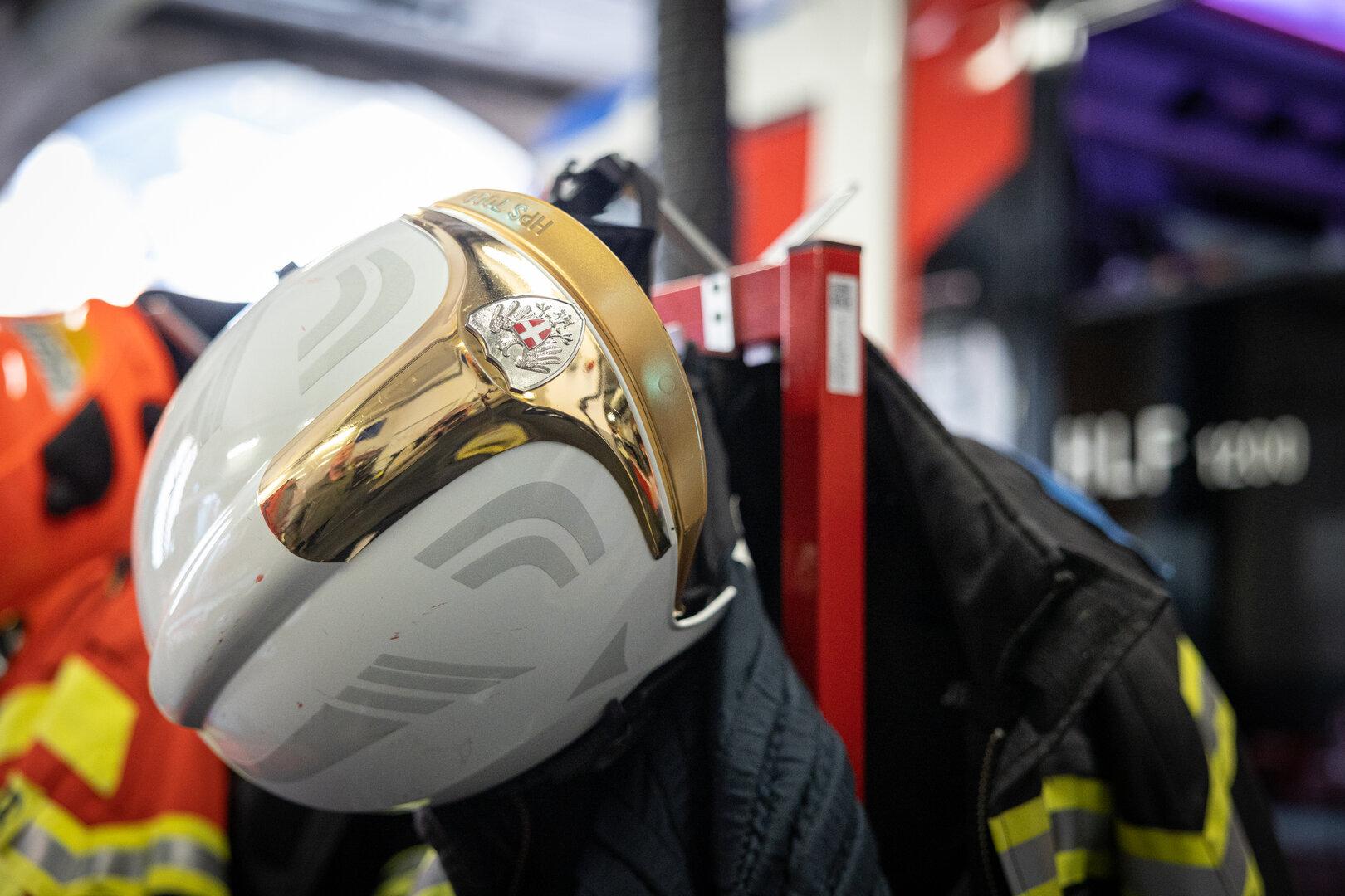 V prometni nesreči v Tirolski umrl voznik dostavnega vozila