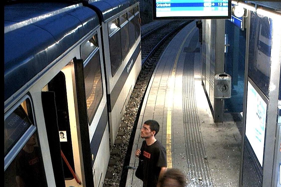 Bahn-Anzeigetafel mit Steinen beschädigt: Polizei sucht Vandalen