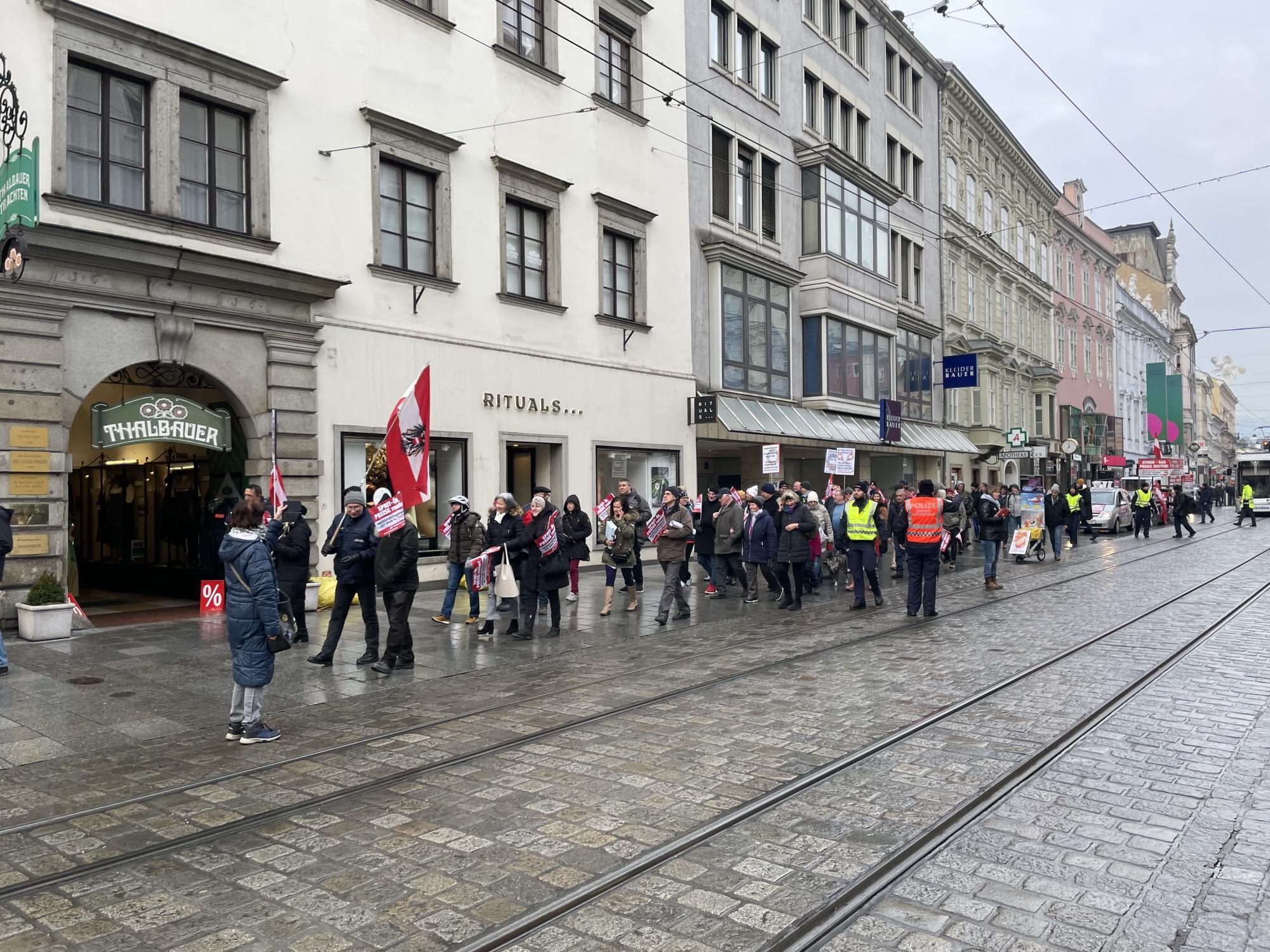 Protestmarsch in Linz: Strom – Gas Preise runter