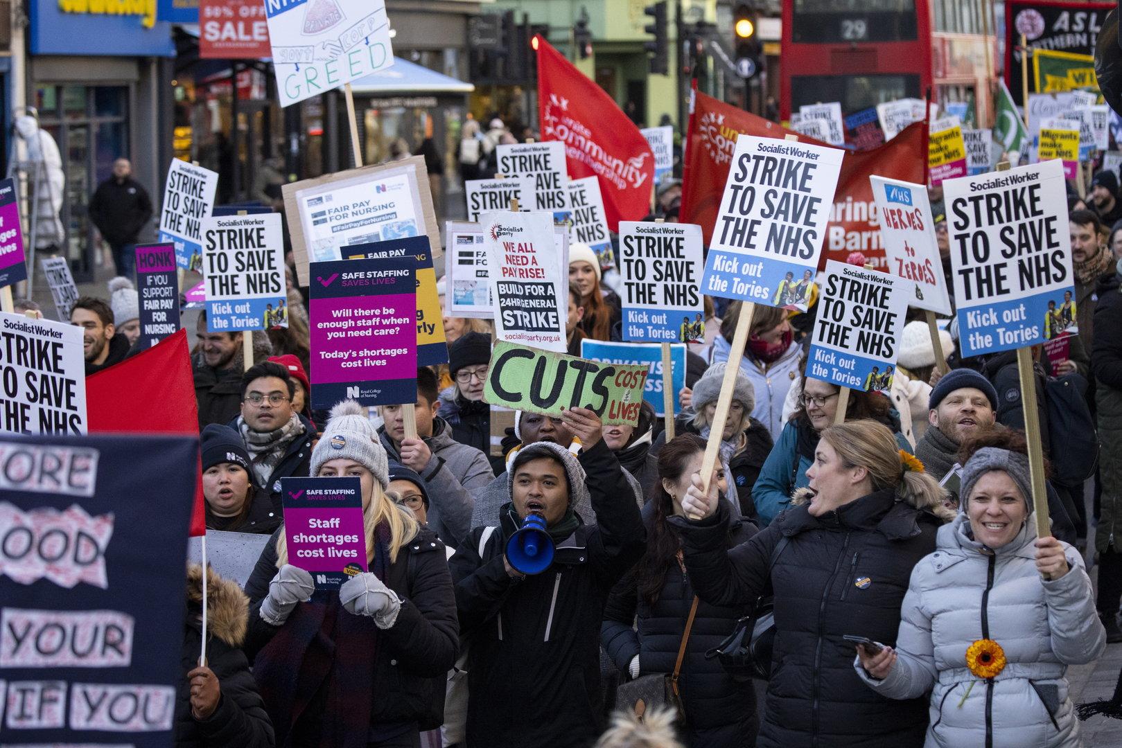 Rettungskräfte in England streiken wieder für mehr Lohn