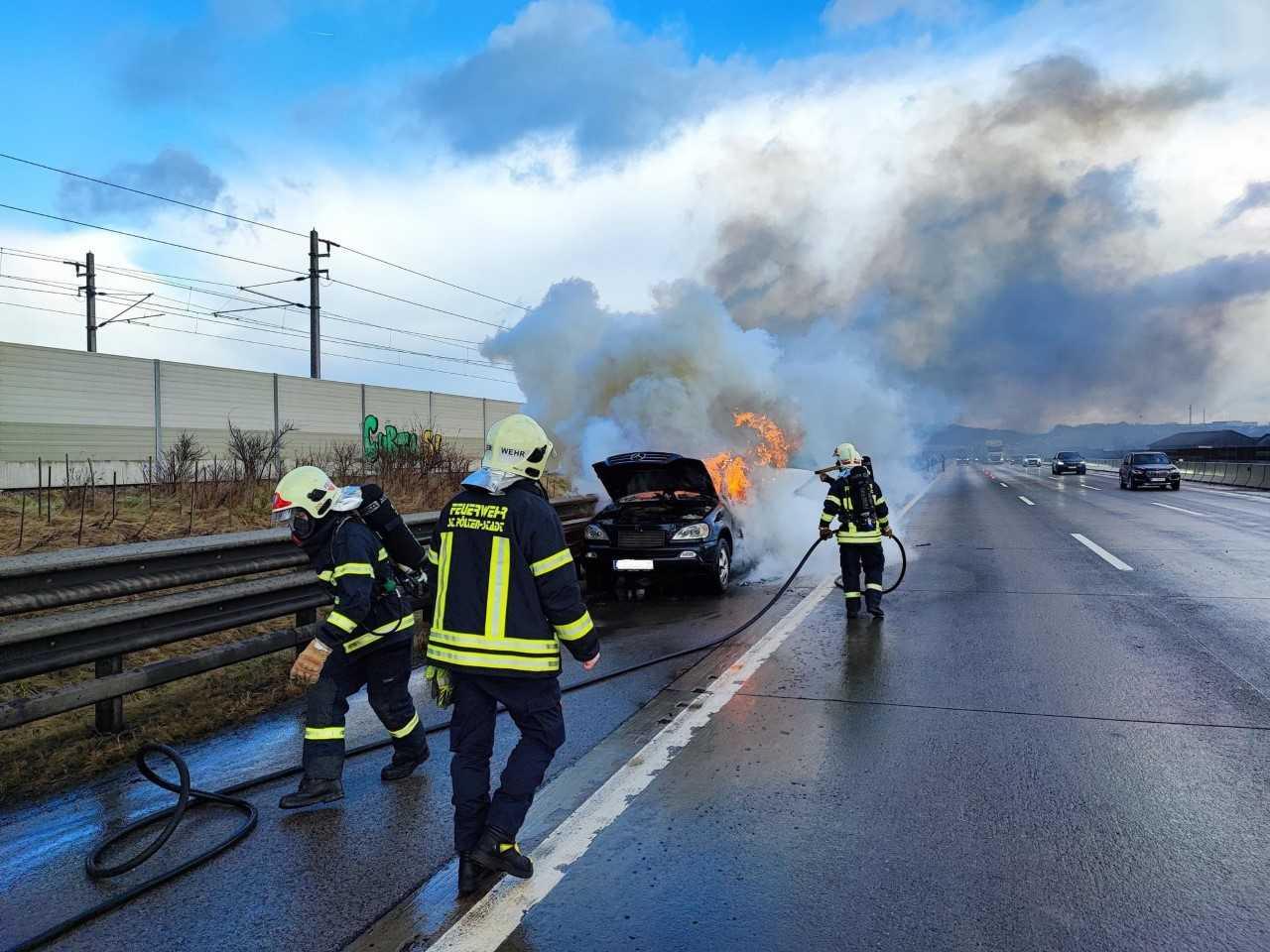 Lauter Knall: Pkw fing auf der Westautobahn in NÖ plötzlich Feuer