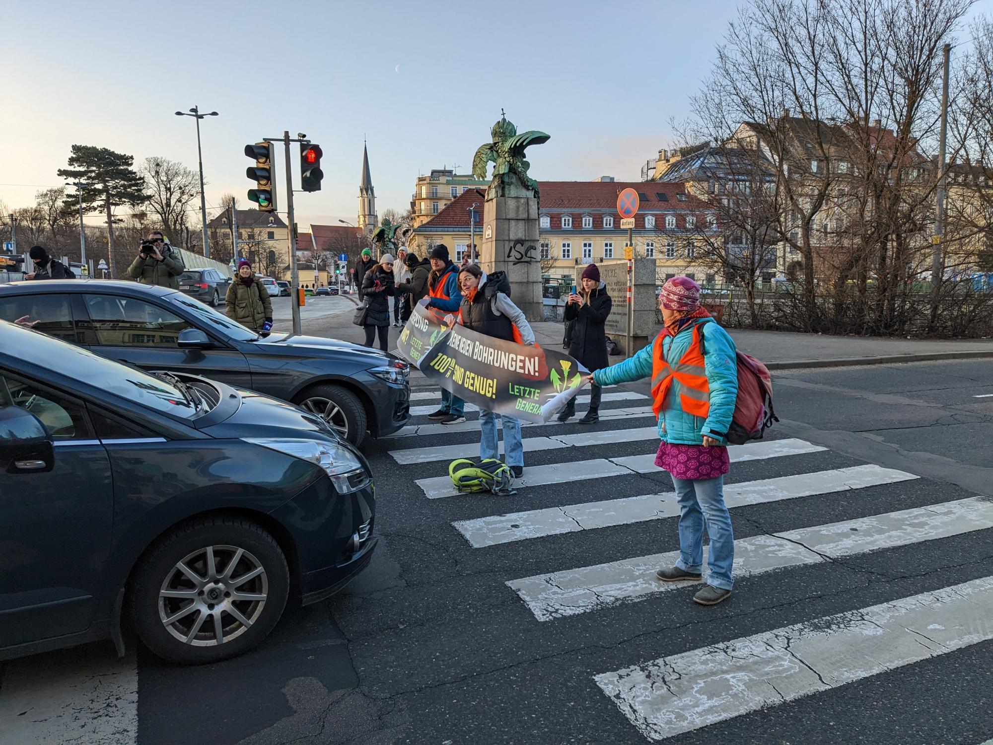 Klimaaktivisten blockieren Verkehr bei Wiener Kennedybrücke