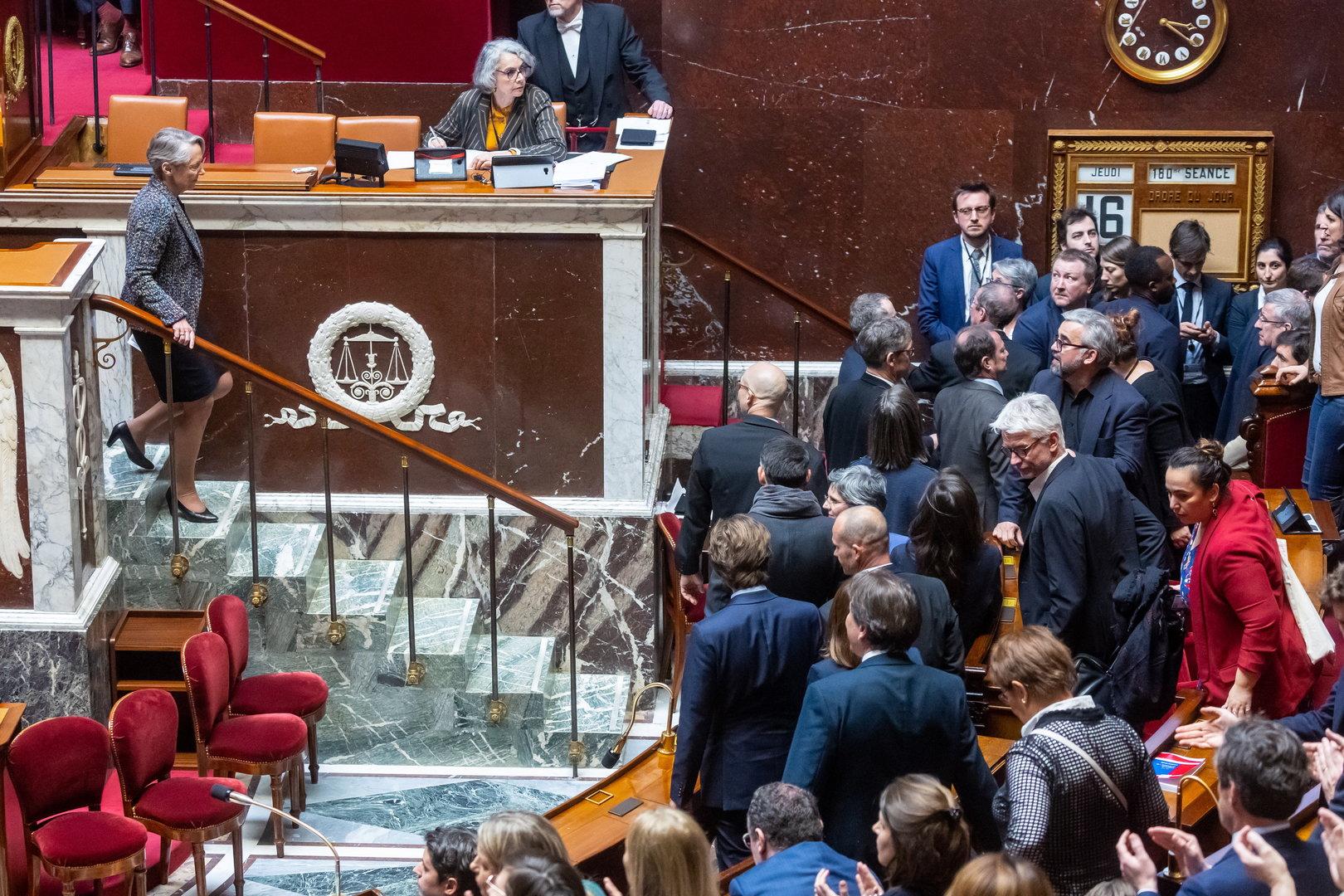 Premierministerin Élisabeth Borne hat die Reform am Donnerstag mit Verfassungsartikel 49.3, ohne parlamentarischer Abstimmung, durch die Nationalversammlung gepeitscht - zum Ärger der Opposition.