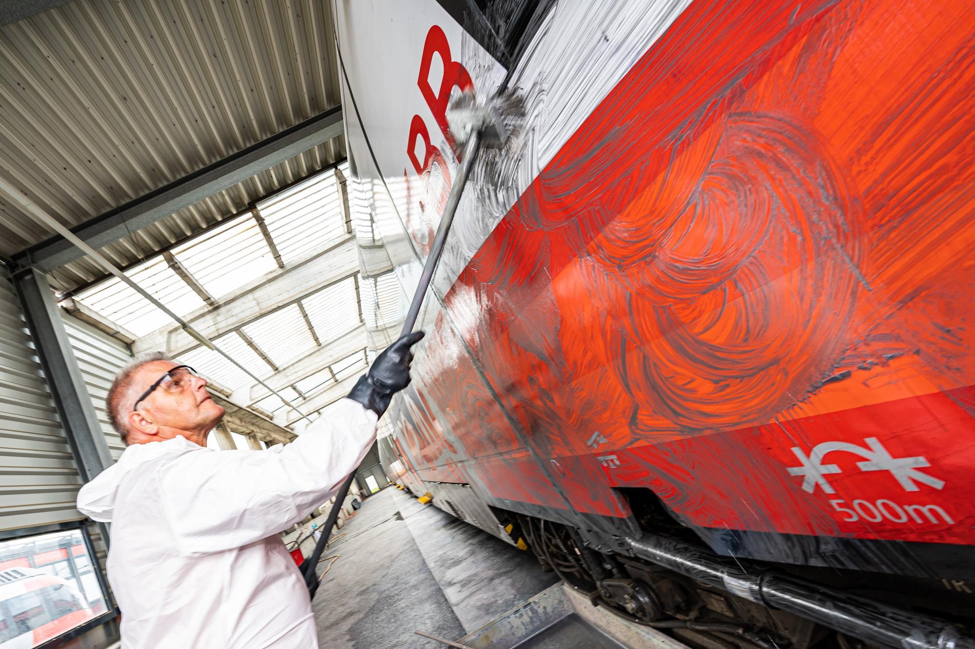 Graffiti auf Zug gesprüht: Schaden von mehr als 10.000 Euro