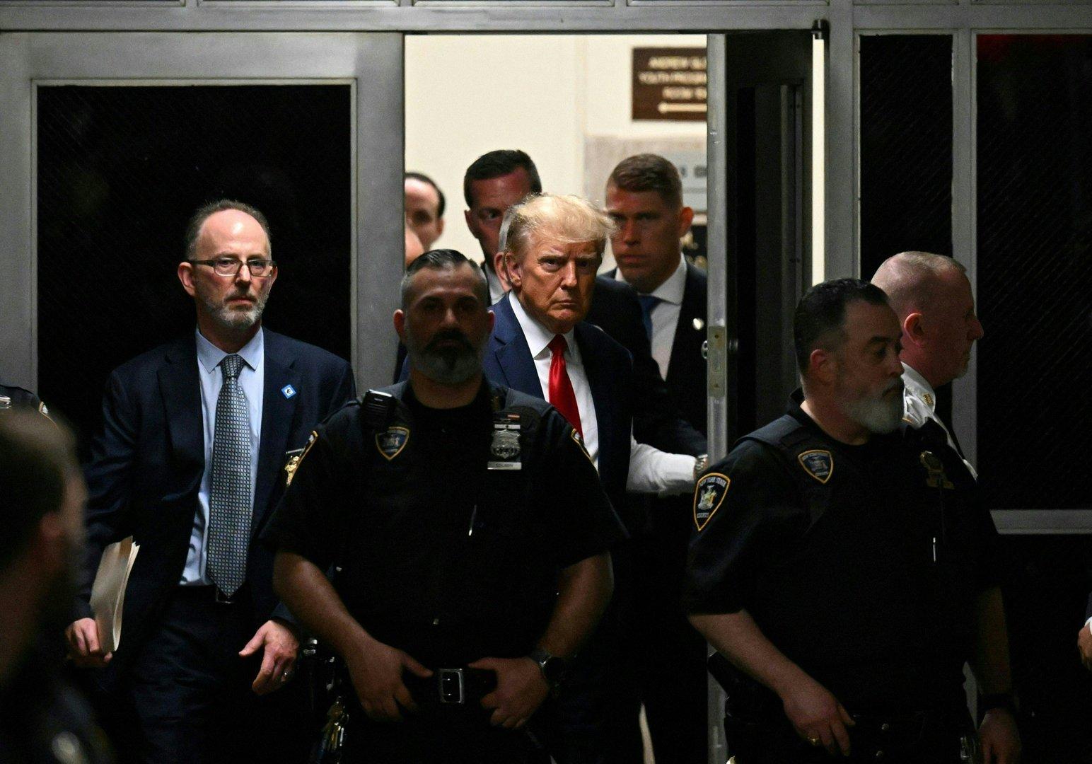 Trump-Prozess: Verhafteter Ex-Präsident sitzt vor dem Richter