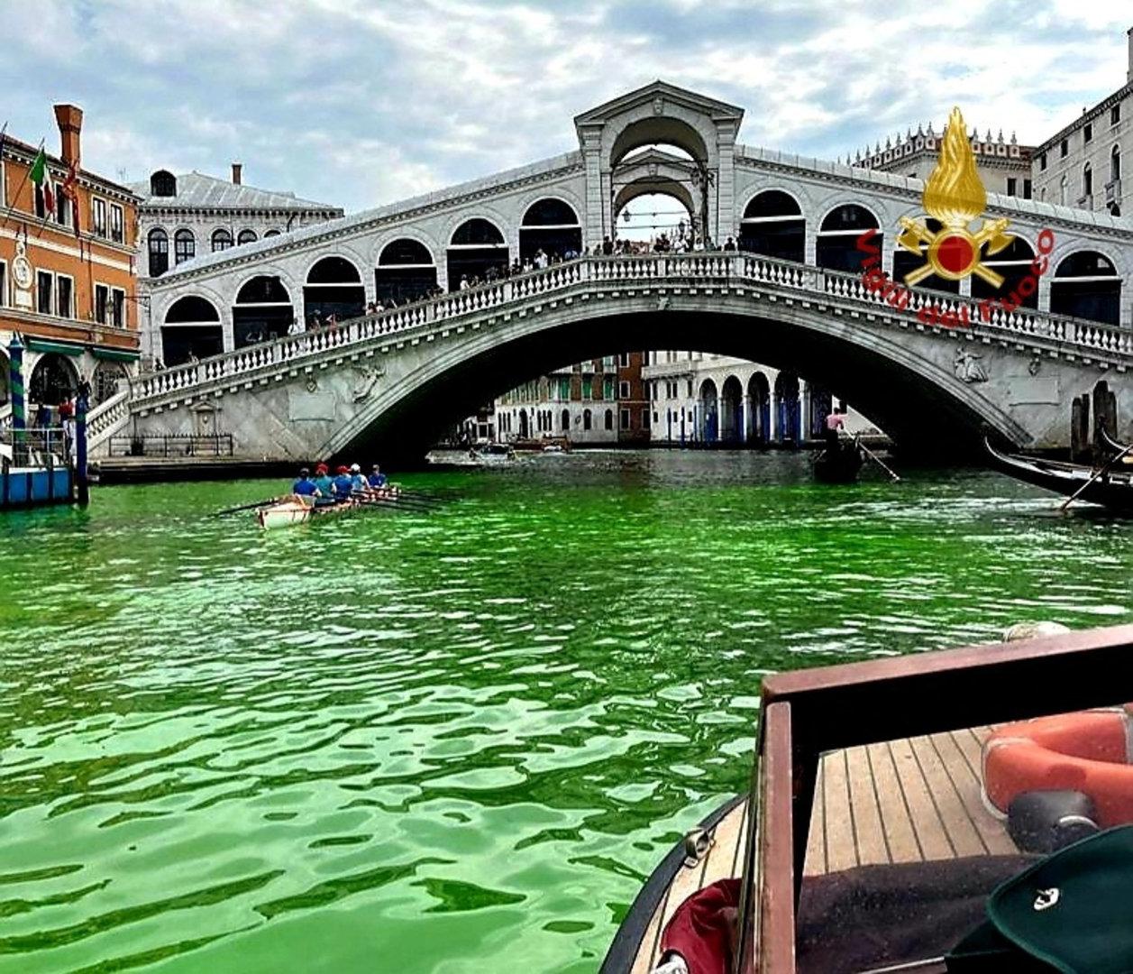 Canale Grande in Venedig leuchtete am Sonntag plötzlich grün