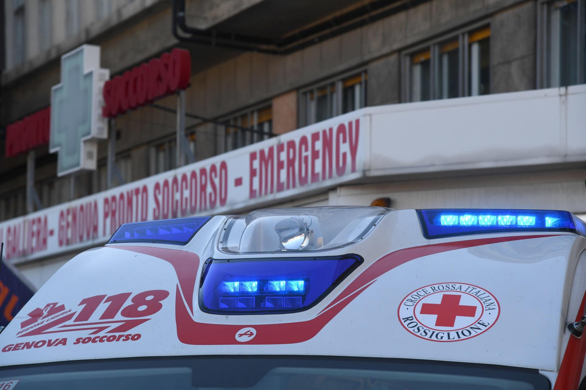 Tödlicher Absturz: Flugzeug kracht auf Autobahn und geht in Flammen auf