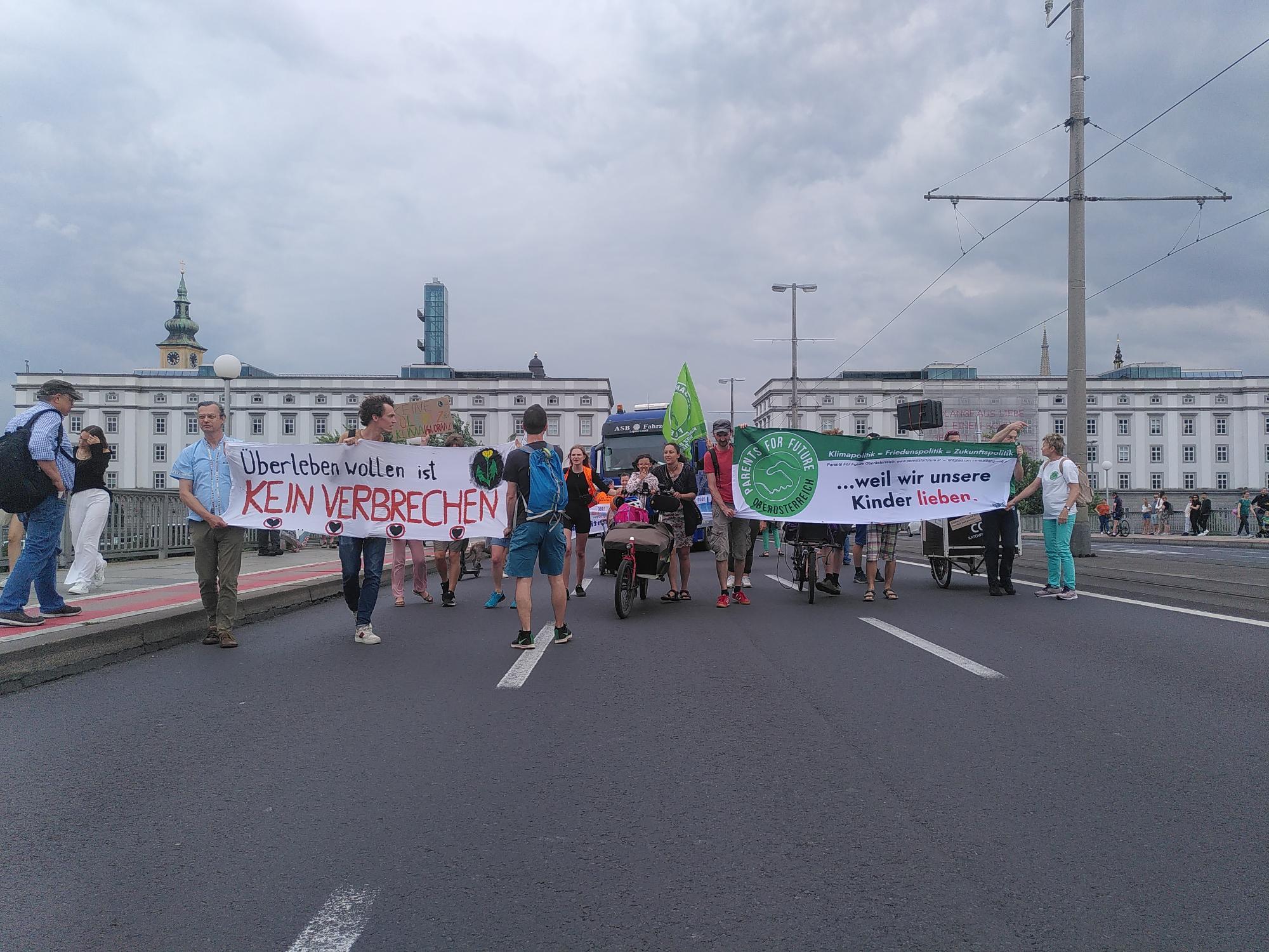 Klima-Protestmarsch in Linz für Tempo 100