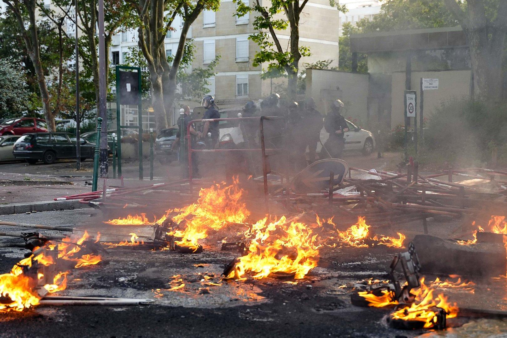 Mülltonnen, Autos, eine Volksschule ins Brand gesetzt: Chaos bei Paris