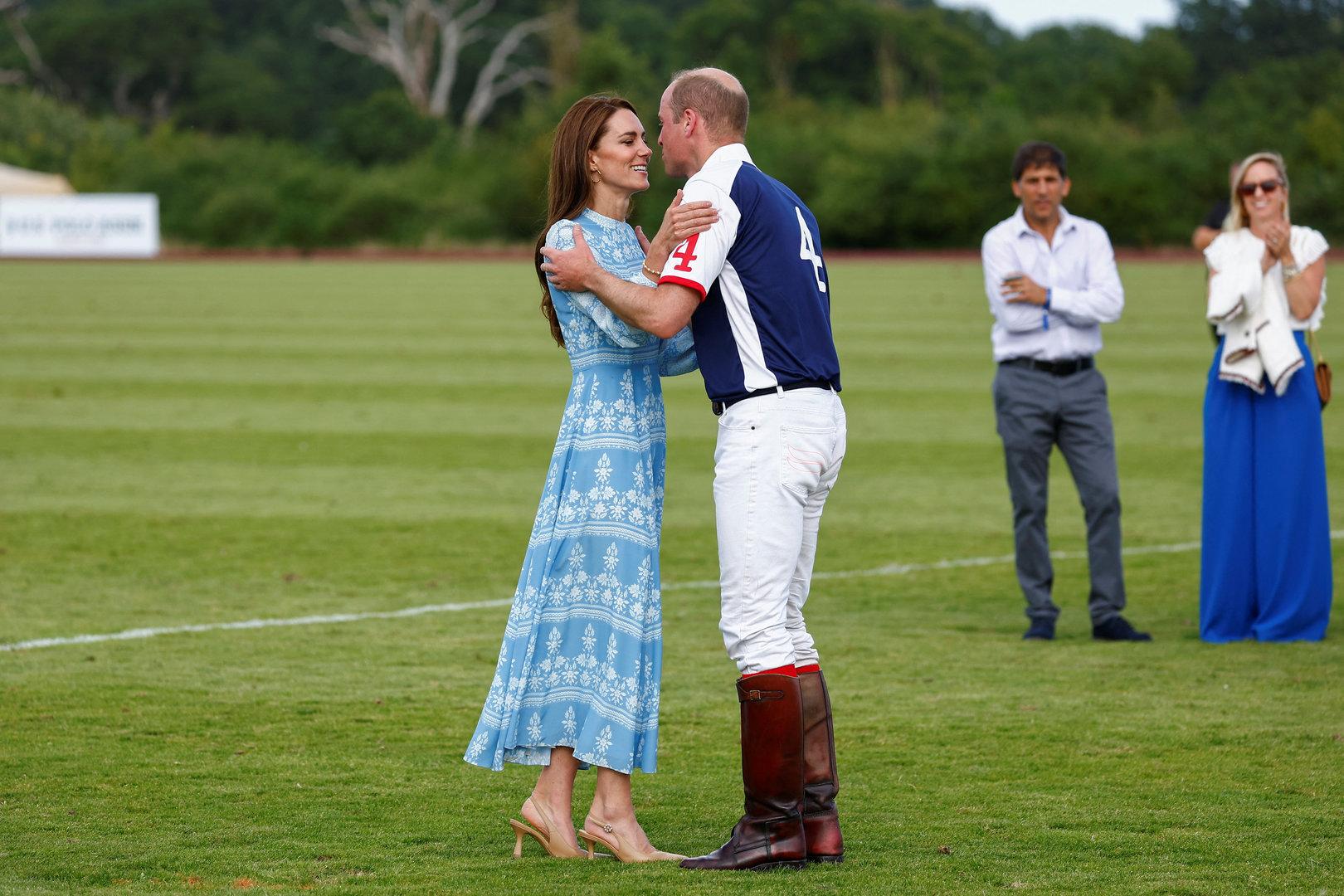 Kate voller Freude: Seltener öffentlicher Kuss für William