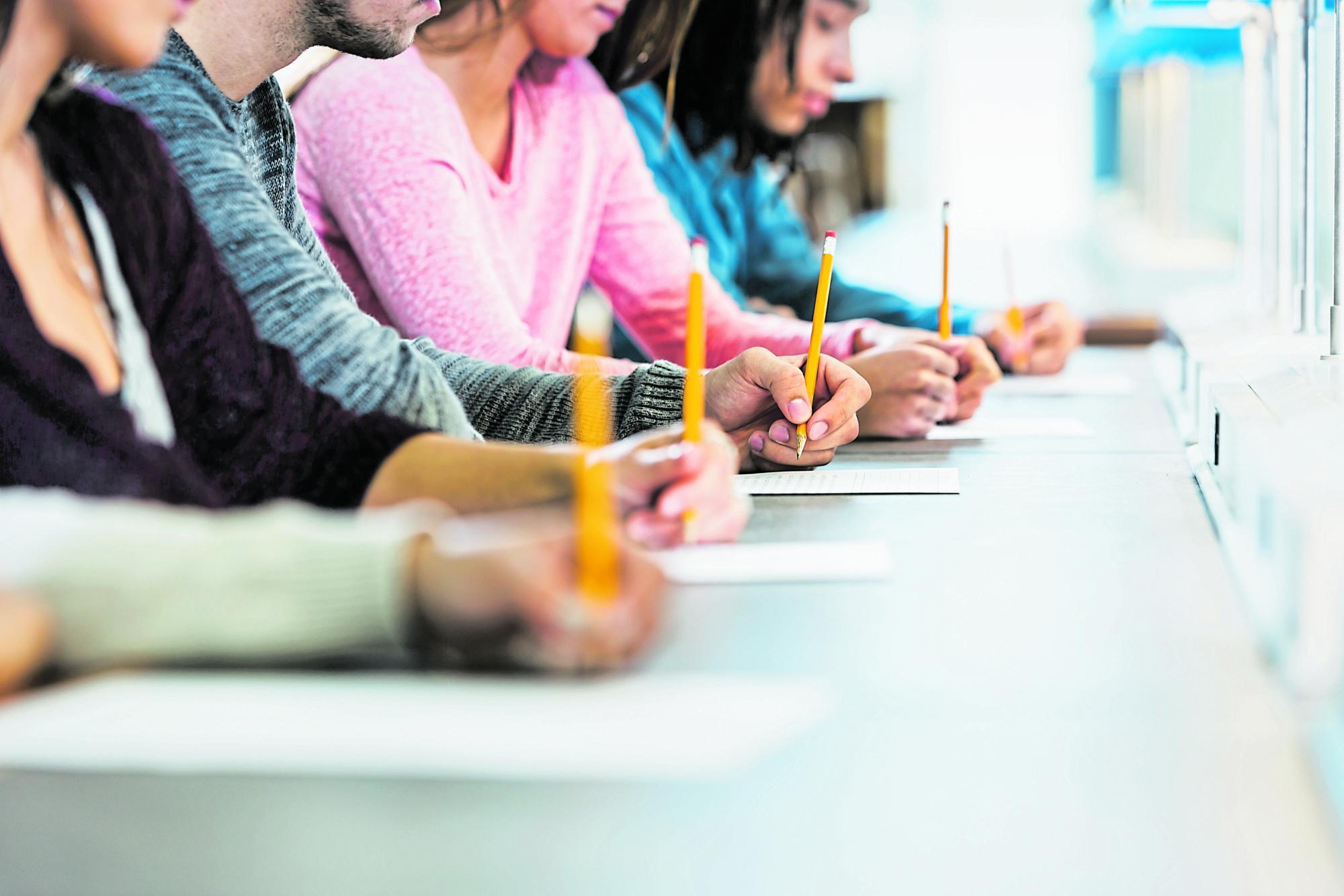 Schüler bei der Matura.