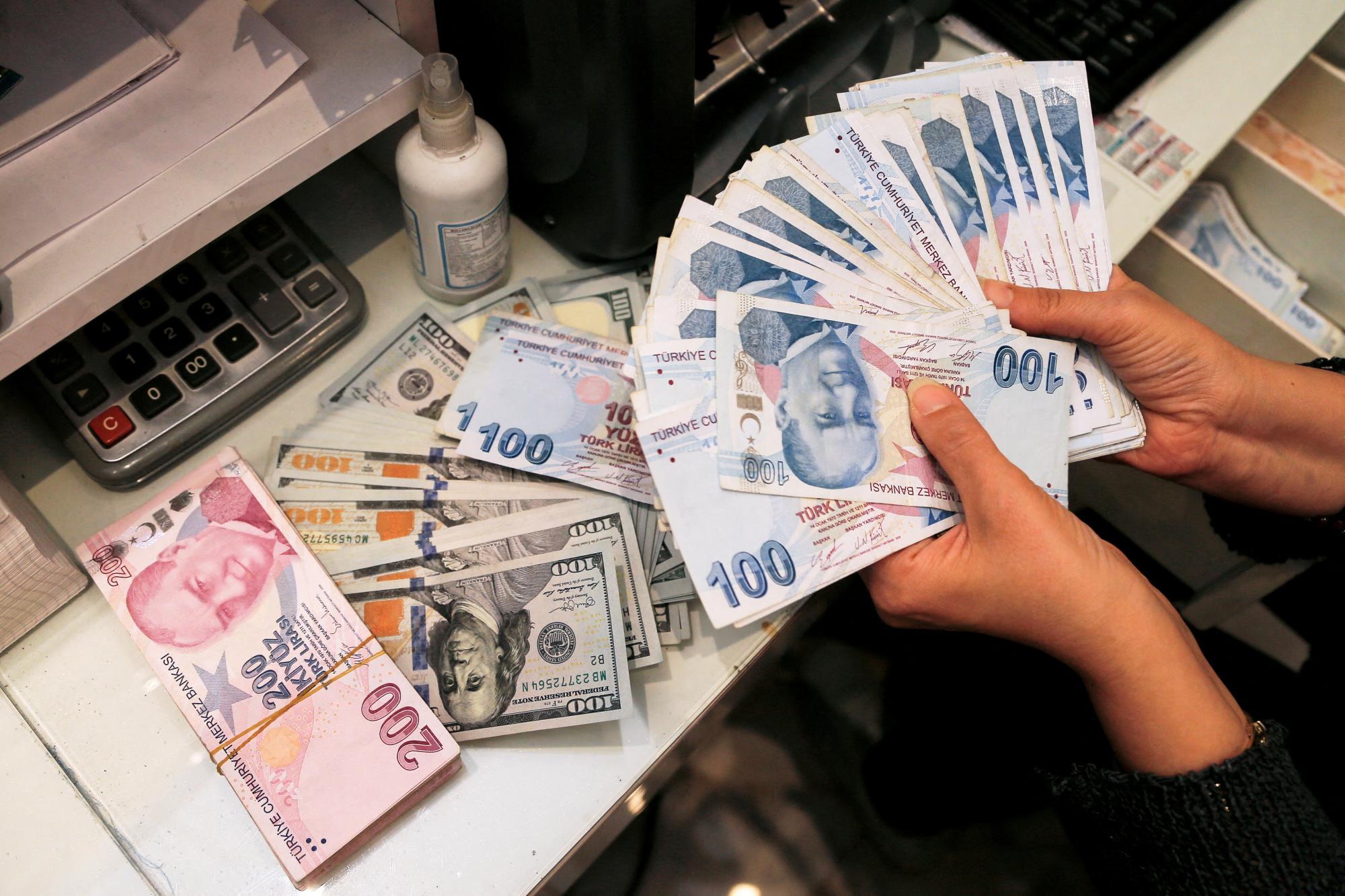 Zinswende greift bisher nicht: Türkische Lira stürzt weiter ab