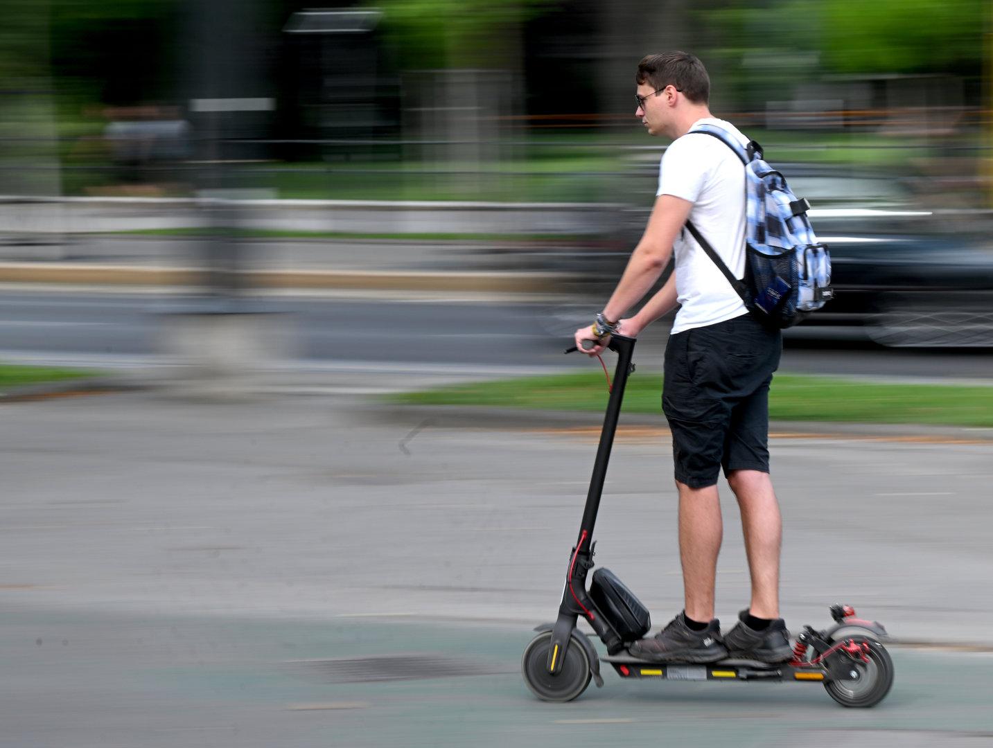 Mit E-Roller am Gehsteig und halbem Kilo Marihuana erwischt