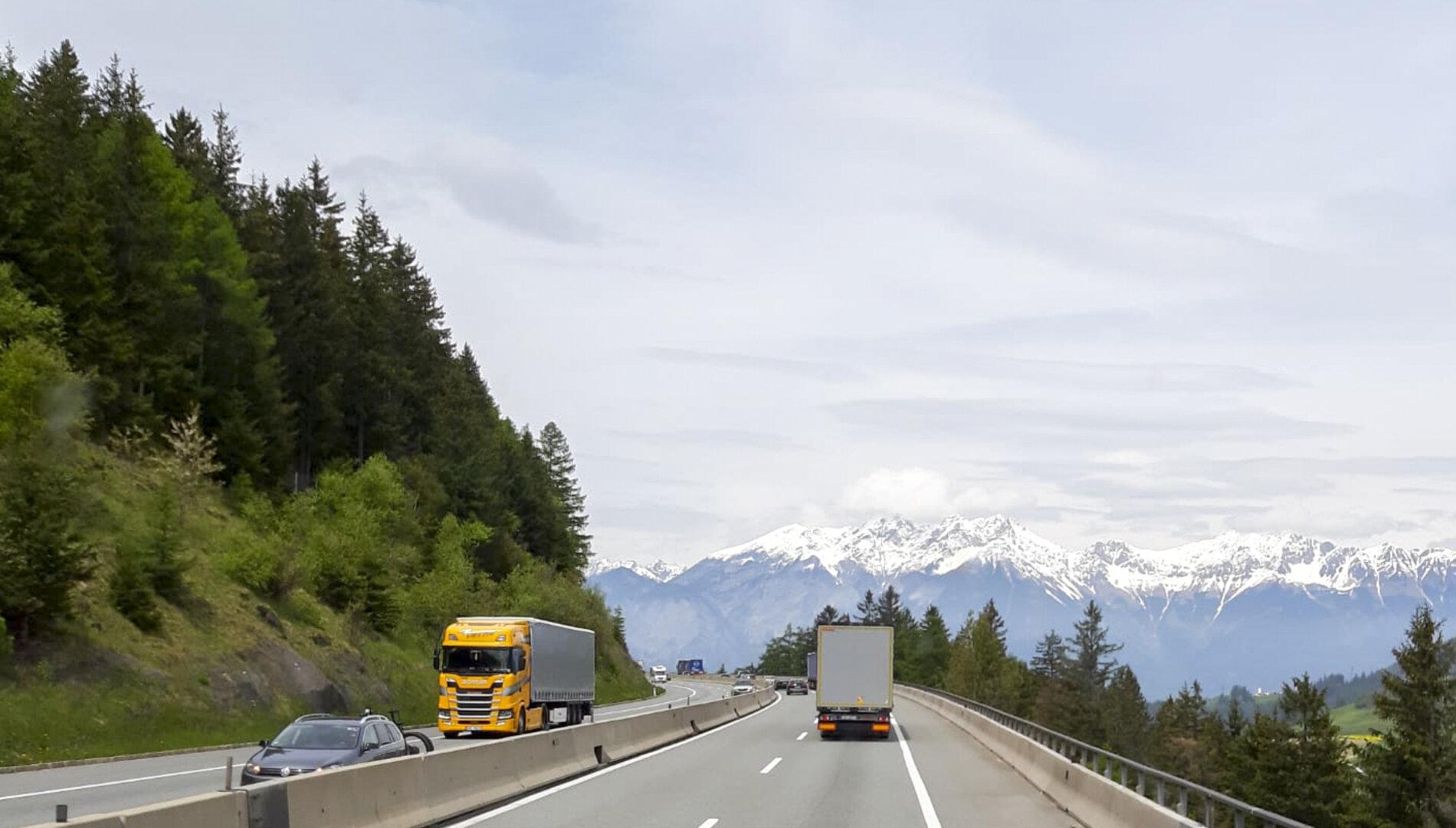 Tödlicher Unfall in Tirol: Lkw stürzte von der Autobahn in den Inn