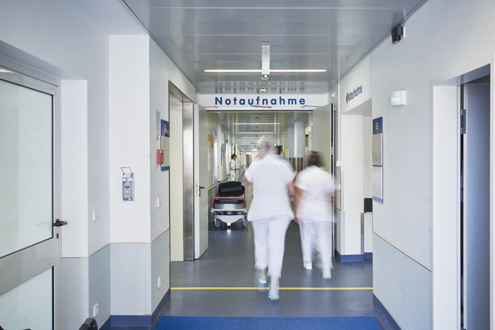 Zwei Krankenschwestern in Spital, darüber Schild "Notaufnahme"