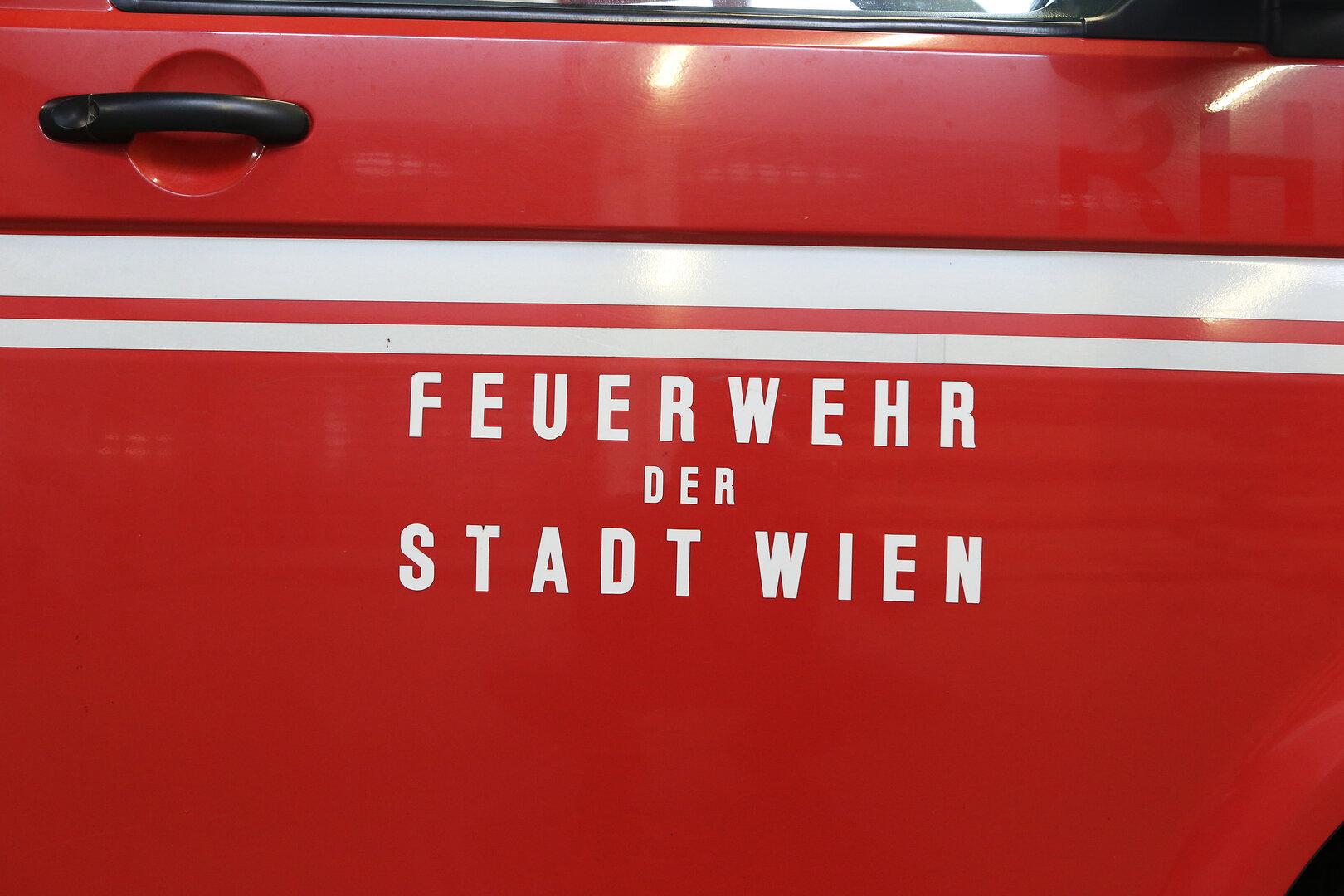Wieder Brand bei der Klinik Landstraße: Paletten in Flammen